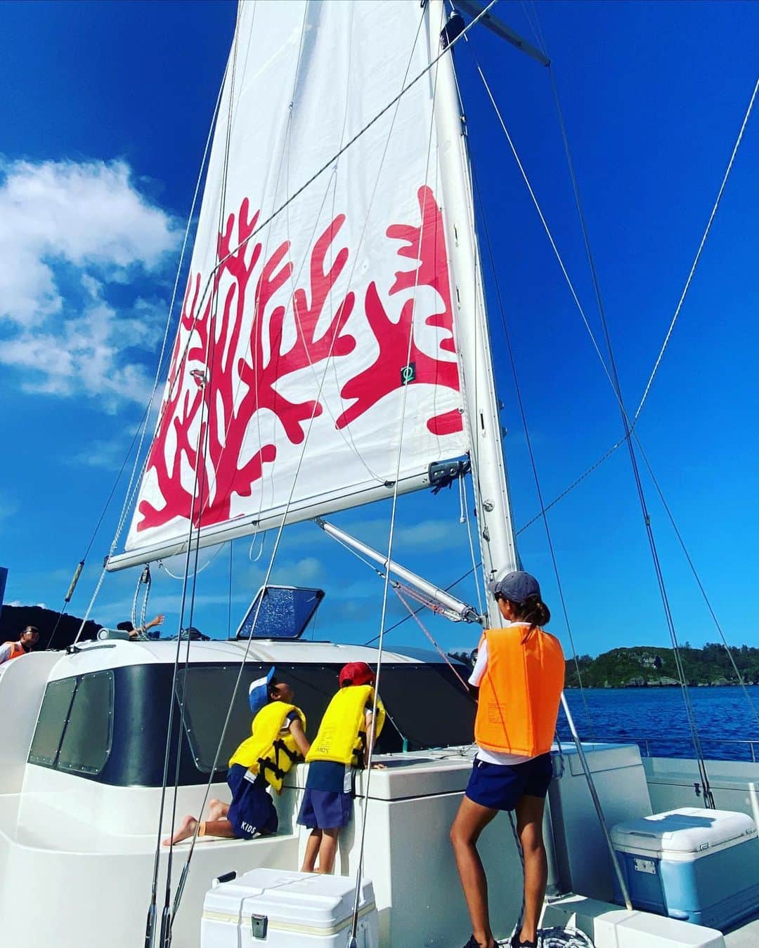 蒲生麻由さんのインスタグラム写真 - (蒲生麻由Instagram)「初めてのヨットセーリング⛵️  #6歳4歳 #男の子兄弟  #お仕事体験 #家族旅行  #遅めの夏休み #familytime #ヨットセーリング #沖縄  #okinawatrip」9月30日 15時28分 - mayugamo_lamana