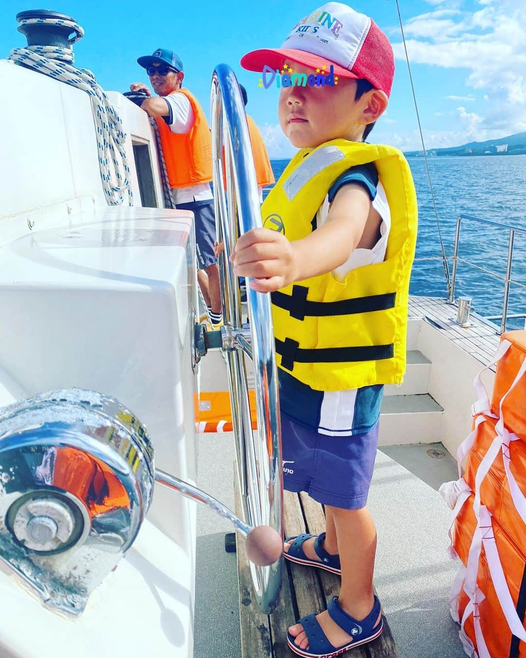 蒲生麻由さんのインスタグラム写真 - (蒲生麻由Instagram)「初めてのヨットセーリング⛵️  #6歳4歳 #男の子兄弟  #お仕事体験 #家族旅行  #遅めの夏休み #familytime #ヨットセーリング #沖縄  #okinawatrip」9月30日 15時28分 - mayugamo_lamana