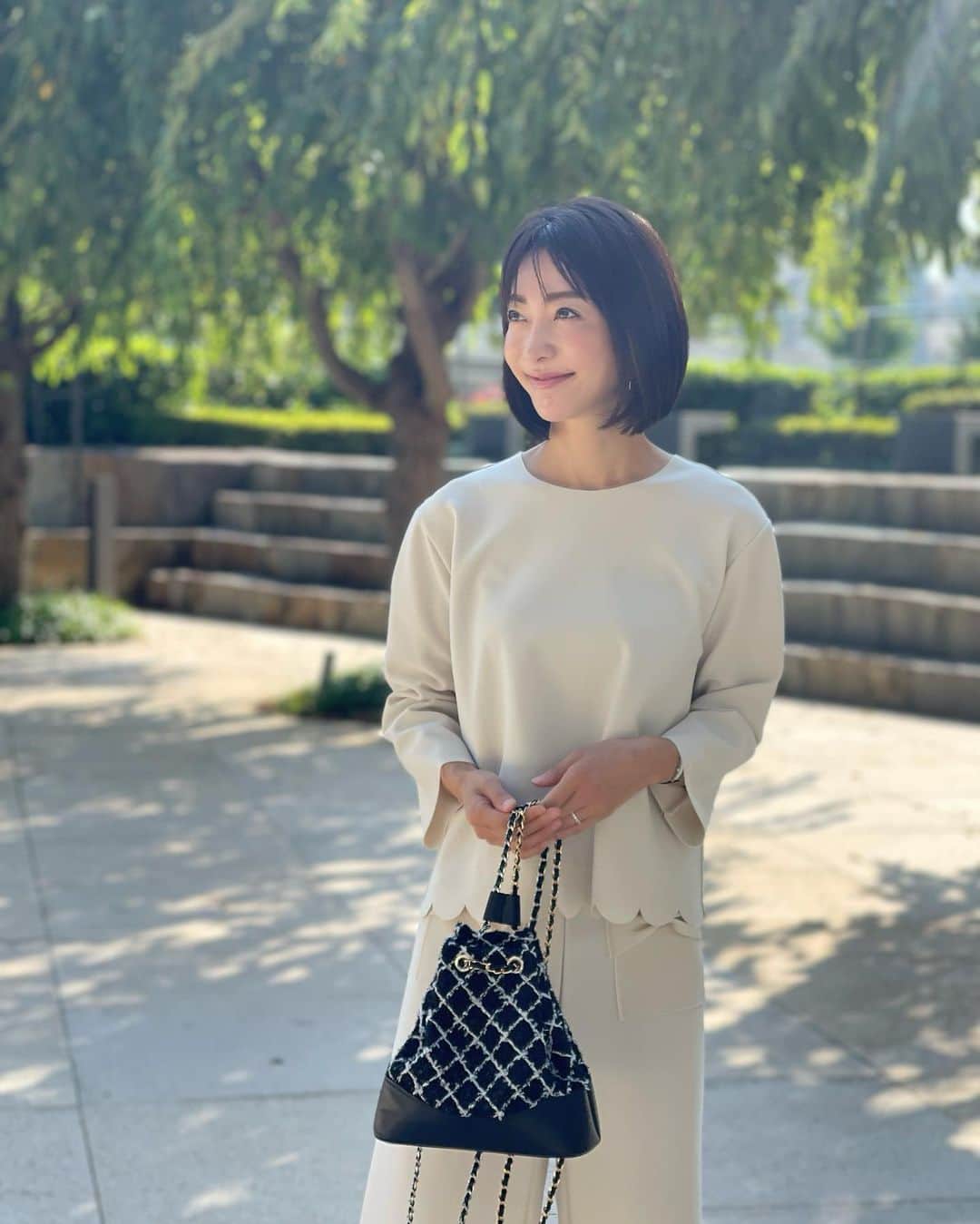 木本泉のインスタグラム：「- スタイリングが楽なボブ。  首周りがすっきり✨✂️  お散歩しても気持ち良い季節☀️  今日２３時まで受注のトップス🤍  クリーム色はホワイトとはまた違って暖かみある色合いなので秋冬にもオススメです！」