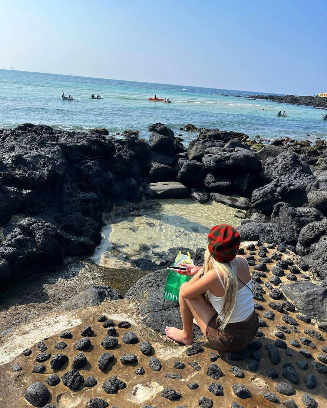 川崎怜奈さんのインスタグラム写真 - (川崎怜奈Instagram)「. まだ夏終わってなかったよ🏝️ 足だけつけて海見て浸ってたら めっちゃギャルなワンちゃんきたww . チェジュ行くのに合わせたネイル🩷 韓国人に可愛いって言われたから ちゃんとカムサハムニダ〜って言いました🫰🏼 . . . #済州島 #チェジュ島 #jeju #韓国旅行  #aewol #summervibes #korea」9月30日 15時31分 - layna_lllllll