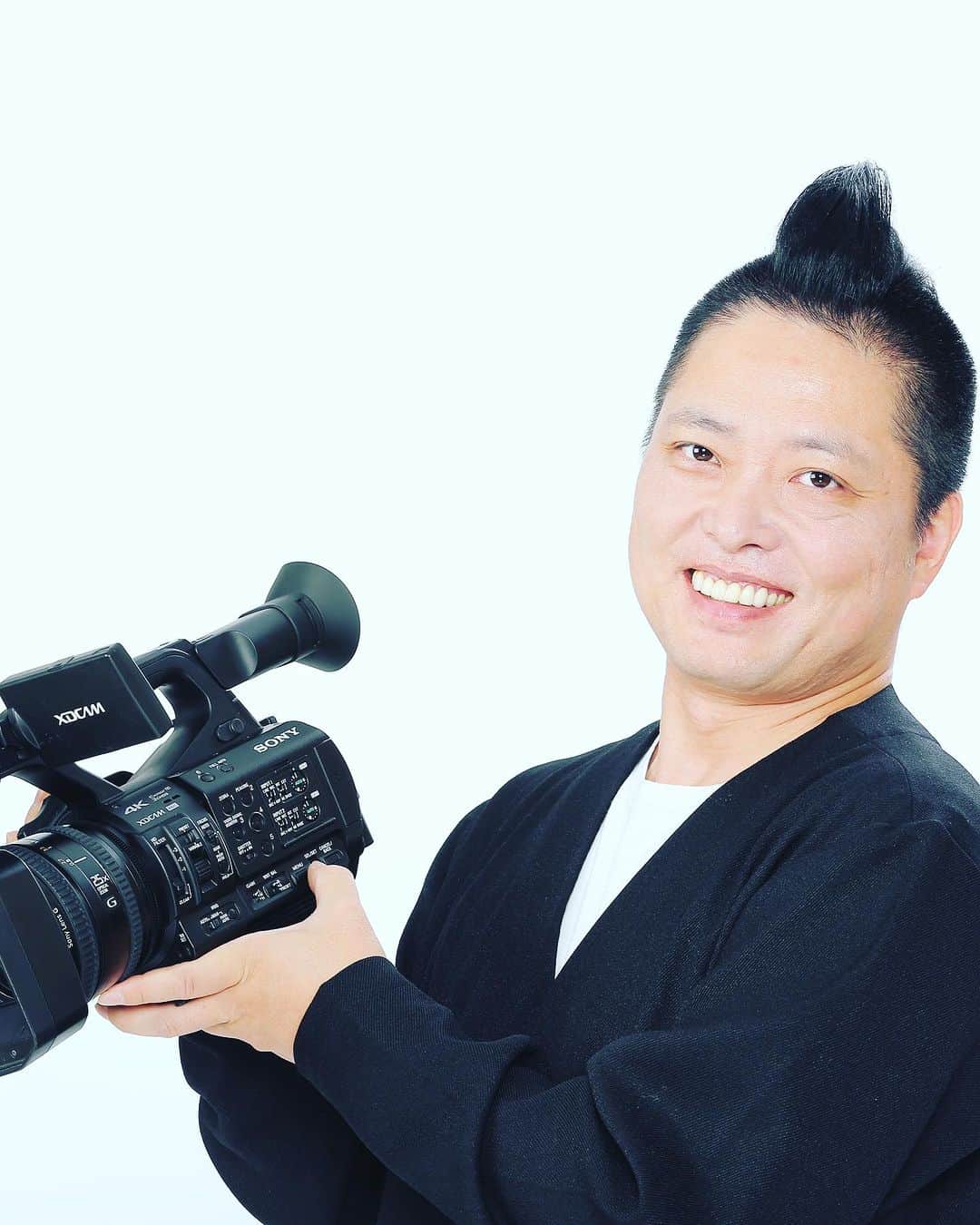 キャプテン★ザコさんのインスタグラム写真 - (キャプテン★ザコInstagram)「マネージャーから連絡ありまして「映像ディレクターとしての宣材写真を撮っておいてください」との事でヒャッハー的な要素一切なしで参加してきました📷  逆に普通が慣れてなくて緊張するわw  #映像制作  #映像編集 #宣材写真 #吉本 #スチール撮影  #sony  #z190」9月30日 15時31分 - captainzako