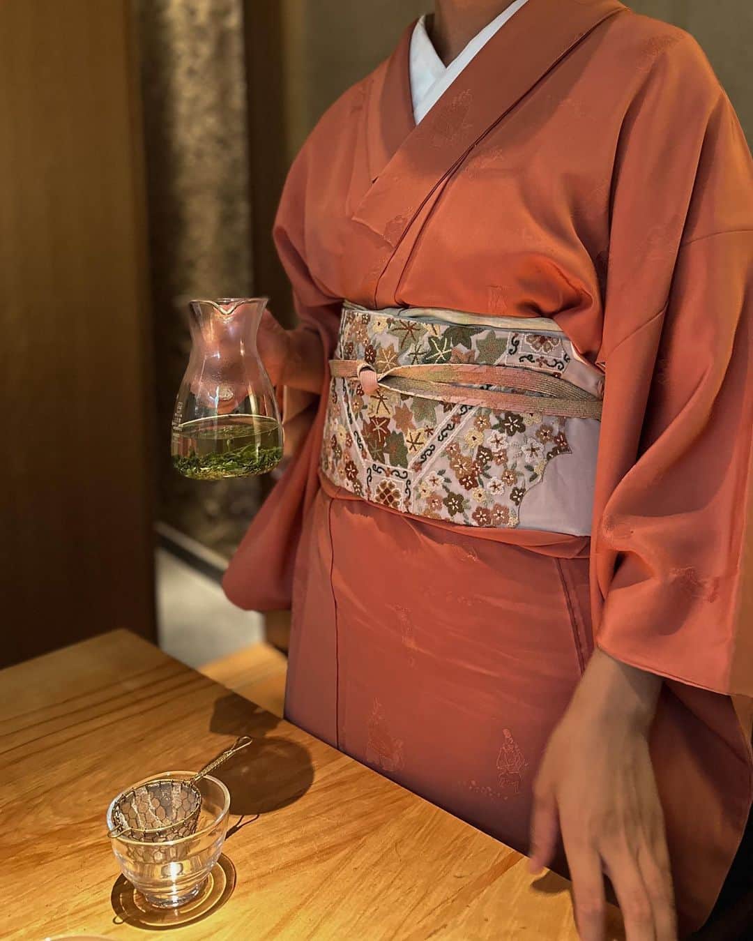 MARIEさんのインスタグラム写真 - (MARIEInstagram)「オーガニックのお茶ブランド  @ima_kyoto_tea の リリースイベントにお邪魔しました🍵 ⁡ 京都府和束町で7年かけて丁寧に作られた オーガニックの宇治茶なんです！ ⁡ 緑茶は好きだけど和菓子を食べる時に 飲むくらいで毎日飲むイメージはなくて… でもカテキン、ビタミンC、ミネラルなどが 含まれていてとても体に良くて、 なかでもカテキンには殺菌作用もあるから 虫歯予防や風邪予防にもいいそう！✨ ⁡ ⁡ 虫歯ができやすくて最近子供に風邪を もらいまくっている私としてはタイムリーすぎて、 これからは毎日緑茶を飲もうと思いました🤣 ⁡ ⁡ カフェインもコーヒーに比べて緩やかに上がって 長い時間持続してゆっくり下がるみたいなので、 体への負担も少ないみたい。 ⁡ ⁡ この日は特別にお料理に合わせて煎茶、ほうじ茶、 デザートには和紅茶を出していただきました。 一つの茶葉からこんなに沢山の種類の お茶ができるなんて奥深い…！ 茶葉を使った炊き込みご飯もとても 香りが良くて美味しかったです🍚🍃 ⁡ ⁡ オーガニックの緑茶で健康を保つ事、 そして農薬を使わない事で土も元気になり、 地球にも人にも優しい循環が起こる事を もっと広めていきたいというあやさん @aya.mtmt.17 の お話にとても共感と感動しました✨ ⁡ IMA KYOTOの IMAには、今を大切に、そして 居間にいる時のように自分らしく生きていくことを大切に という２つの思いが込められているそう。 最近過去のことを「もっとこうすれば良かった」と 後悔したり未来のことを心配してばかりで「今」この瞬間を 大切にできていなかったなぁと気付きました🥲 ⁡ これからはお茶を飲みながらふっと 一息つく時間を作っていこう😮‍💨🍵 ⁡ ⁡ 最後の動画はお茶たちを数えながら 並べて満足そうなじんさん。笑 ⁡ ⁡ パッケージがおしゃれだからリビングに置いてあっても 気分が上がるしプレゼントにもいいな🤍  #imakyoto#緑茶#宇治茶#煎茶#オーガニック緑茶#オーガニックライフ」9月30日 15時34分 - marie.328