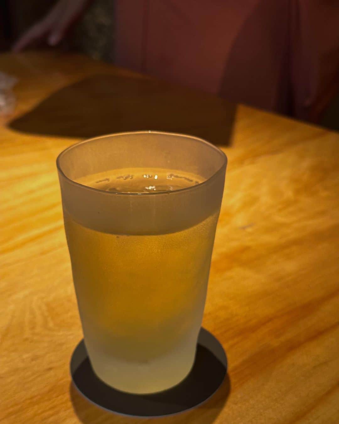 MARIEさんのインスタグラム写真 - (MARIEInstagram)「オーガニックのお茶ブランド  @ima_kyoto_tea の リリースイベントにお邪魔しました🍵 ⁡ 京都府和束町で7年かけて丁寧に作られた オーガニックの宇治茶なんです！ ⁡ 緑茶は好きだけど和菓子を食べる時に 飲むくらいで毎日飲むイメージはなくて… でもカテキン、ビタミンC、ミネラルなどが 含まれていてとても体に良くて、 なかでもカテキンには殺菌作用もあるから 虫歯予防や風邪予防にもいいそう！✨ ⁡ ⁡ 虫歯ができやすくて最近子供に風邪を もらいまくっている私としてはタイムリーすぎて、 これからは毎日緑茶を飲もうと思いました🤣 ⁡ ⁡ カフェインもコーヒーに比べて緩やかに上がって 長い時間持続してゆっくり下がるみたいなので、 体への負担も少ないみたい。 ⁡ ⁡ この日は特別にお料理に合わせて煎茶、ほうじ茶、 デザートには和紅茶を出していただきました。 一つの茶葉からこんなに沢山の種類の お茶ができるなんて奥深い…！ 茶葉を使った炊き込みご飯もとても 香りが良くて美味しかったです🍚🍃 ⁡ ⁡ オーガニックの緑茶で健康を保つ事、 そして農薬を使わない事で土も元気になり、 地球にも人にも優しい循環が起こる事を もっと広めていきたいというあやさん @aya.mtmt.17 の お話にとても共感と感動しました✨ ⁡ IMA KYOTOの IMAには、今を大切に、そして 居間にいる時のように自分らしく生きていくことを大切に という２つの思いが込められているそう。 最近過去のことを「もっとこうすれば良かった」と 後悔したり未来のことを心配してばかりで「今」この瞬間を 大切にできていなかったなぁと気付きました🥲 ⁡ これからはお茶を飲みながらふっと 一息つく時間を作っていこう😮‍💨🍵 ⁡ ⁡ 最後の動画はお茶たちを数えながら 並べて満足そうなじんさん。笑 ⁡ ⁡ パッケージがおしゃれだからリビングに置いてあっても 気分が上がるしプレゼントにもいいな🤍  #imakyoto#緑茶#宇治茶#煎茶#オーガニック緑茶#オーガニックライフ」9月30日 15時34分 - marie.328
