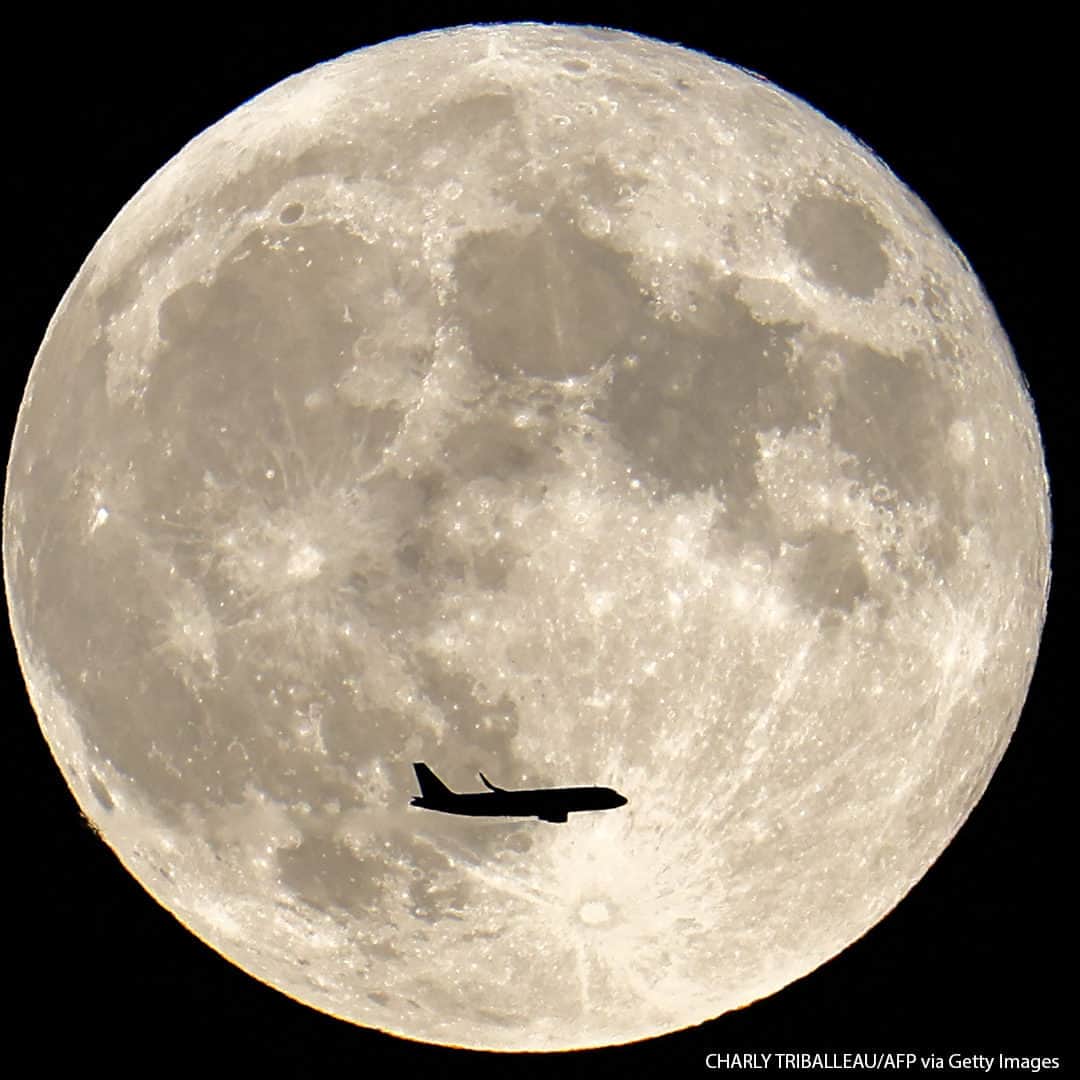ABC Newsのインスタグラム：「GOODNIGHT MOON: An airliner is pictured flying past the Harvest Moon, which is the final supermoon of 2023. Supermoons appear larger and brighter than usual. #supermoon #harvestmoon」