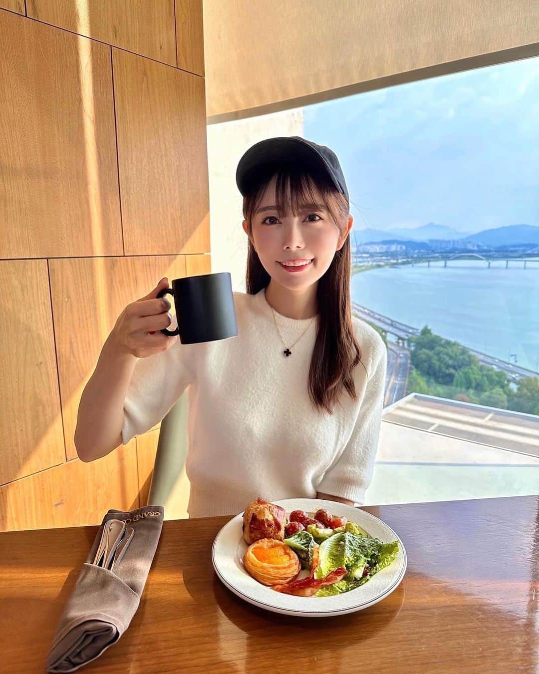 辻満里奈のインスタグラム：「昨日は寝坊して食べられなかったホテルの朝食に、今朝やっとありつけました🤣🤍  後ろに見えている大きな川は、漢江です✨  #漢江 #朝ごはん #韓国旅行 #韓国 #韓国コーデ #韓国ファッション #zara #aland #seoul #travel #アナウンサー #セントフォース #辻満里奈」