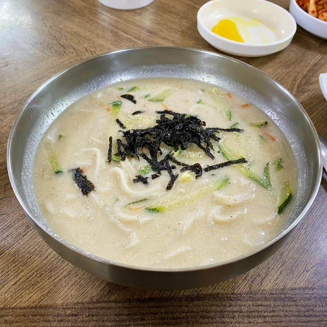 安達雅哉さんのインスタグラム写真 - (安達雅哉Instagram)「. 食。in韓国🇰🇷 ⁡ #テラビール  #ティコ  #キムチ #カルグクス  #フライドチキン #ジャージャー麺  #ヤンコチ  #キンパ  #バナナ牛乳 #サムギョプサル」9月30日 15時41分 - adachimasaya