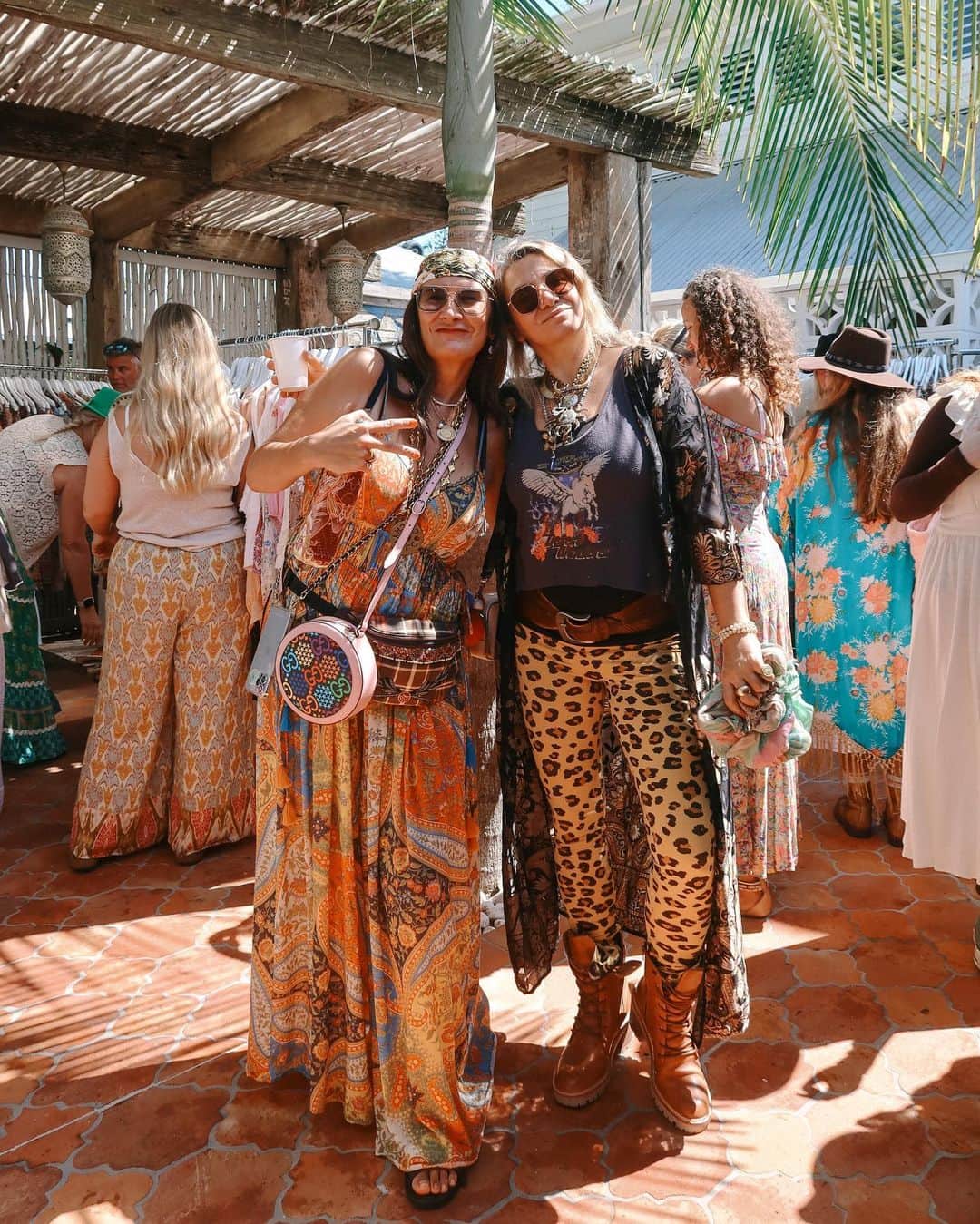 SPELLのインスタグラム：「Wow, what a day for a Pre-Loved Market in the cactus courtyard of our Byron Bay Store 🌵 our beautiful community never fails to amaze us, forever immersed in deep connections + conversations all whilst bonding over some much loved #vintagespell ✨ thank you to everyone who held a stall or popped by to shop and support us on our #spellsustainability journey ~ we had so much love and interest in todays market… who thinks we should host one again soon? 🤎🌴」