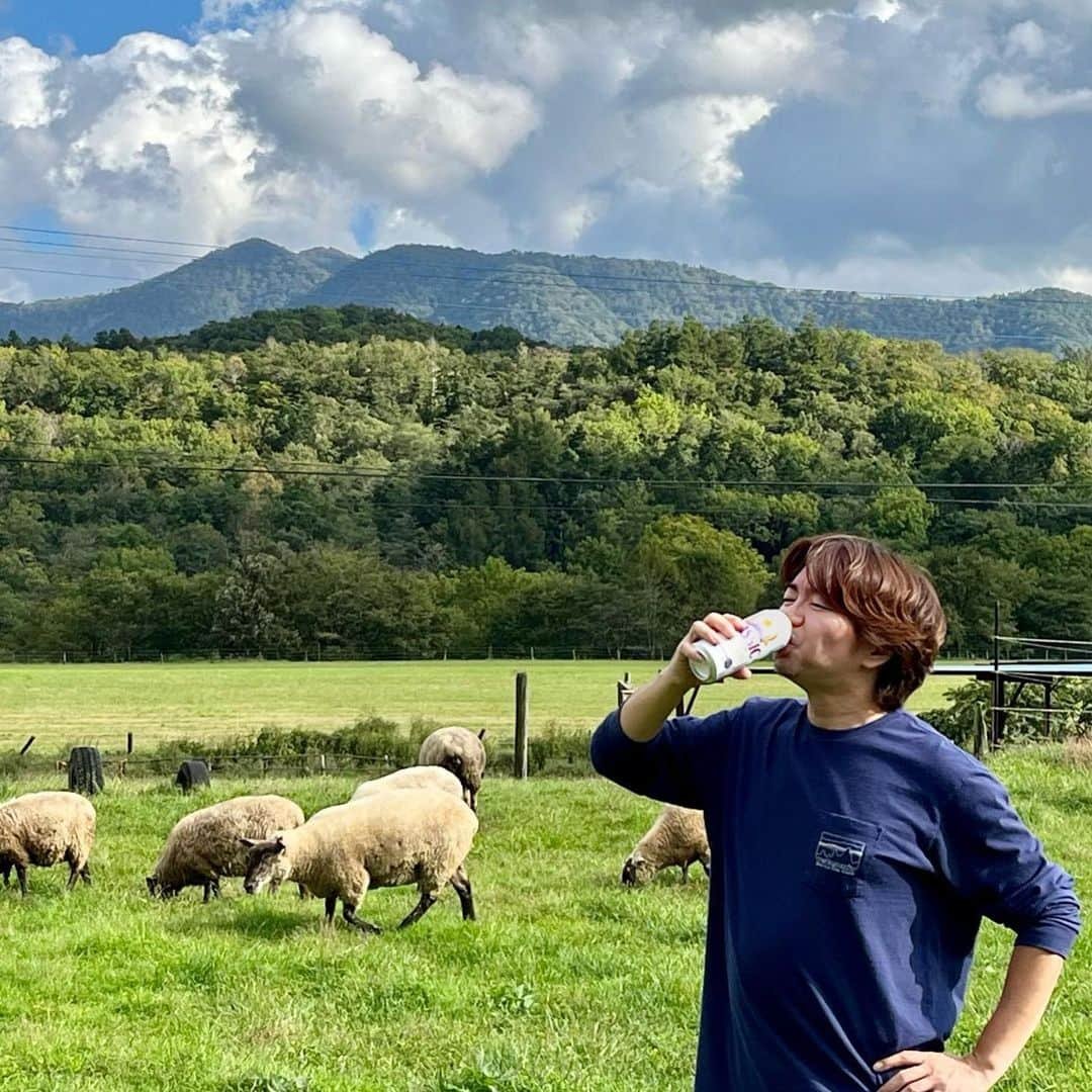 田辺晋太郎さんのインスタグラム写真 - (田辺晋太郎Instagram)「【究極の赤身肉『ジビーフ』の故郷、北海道帯広 様似の駒谷牧場をサカエヤ新保さんと巡る旅】  先日西小山のcaillouで #サカエヤ の #新保吉伸 さんや我らが巨匠 #松浦達也 さんらとご飯をご一緒しているときに「#ジビーフ の牧場、見に行ってみませんか？」という話になり同席していた友人や #caillou の安達シェフともこれは是非行きましょう！！と言うことで、今回松浦さんにコーディネーション頂き『新保さんといく北海道ツアー』が敢行されました！  ジビーフとは、#北海道 様似郡にある #駒谷牧場 で西川奈緒子さんがたった一人で育てている #ブラックアンガス 牛のこと。 200ヘクタールの山林で、通年放牧で育だ牛たちは、自然交配で子を産み母乳で育て、親子で連れ添いながら小川の水を飲む姿はまさしく野生の牛。この完全放牧野生牛が、ジビエのようなビーフという意味で「ジビーフ」と呼ばれています。究極の野生赤身肉のジビーフは日本で数少ないオーガニック認定を受けた牛肉です。  という事でその駒谷牧場にお邪魔しまして、ジビーフが放牧されている山林にいったらもう、こんな素晴らしい環境があるのかと大驚き！  澄んだ風が吹き抜け牧草は生い茂り、それを自由に牛たちが親子連れで食べている最高の景色。  中に一頭だけ種牛の十兵衛師匠が威風堂々と君臨され、そこにいる何十頭の父である威厳に満ちた姿は男としても思わず崇め奉りたくなりました。  牧場を見たあとはバーベキュー！  究極の赤身肉であるジビーフのカイノミを生産者のお宅にて、ジビーフの手当をされてる新保さん、caillouの安達シェフとでまたたく間にカットしていきます。  バーベキュースタート！あ、しまった！焼肉のタレを用意してなかったとの事で、急遽僕が生産者さんのご自宅にある材料でジビーフ用に焼肉のタレを調合してみたところ見事にハマって #肉マイスター の面目躍如となりました！たぶん（笑）  20年以上ぶりの北海道、ホントに気持ちよくて大満喫しております。  このあと夜は帯広市内の最高のフレンチへ。  続く。」9月30日 15時42分 - meat_meister_tanabe_shintaro