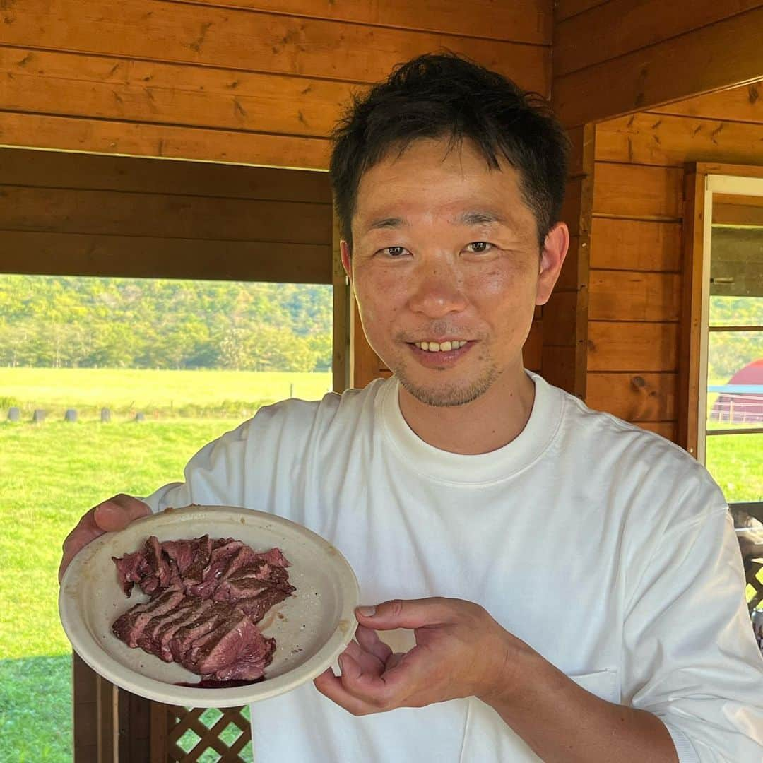 田辺晋太郎さんのインスタグラム写真 - (田辺晋太郎Instagram)「【究極の赤身肉『ジビーフ』の故郷、北海道帯広 様似の駒谷牧場をサカエヤ新保さんと巡る旅】  先日西小山のcaillouで #サカエヤ の #新保吉伸 さんや我らが巨匠 #松浦達也 さんらとご飯をご一緒しているときに「#ジビーフ の牧場、見に行ってみませんか？」という話になり同席していた友人や #caillou の安達シェフともこれは是非行きましょう！！と言うことで、今回松浦さんにコーディネーション頂き『新保さんといく北海道ツアー』が敢行されました！  ジビーフとは、#北海道 様似郡にある #駒谷牧場 で西川奈緒子さんがたった一人で育てている #ブラックアンガス 牛のこと。 200ヘクタールの山林で、通年放牧で育だ牛たちは、自然交配で子を産み母乳で育て、親子で連れ添いながら小川の水を飲む姿はまさしく野生の牛。この完全放牧野生牛が、ジビエのようなビーフという意味で「ジビーフ」と呼ばれています。究極の野生赤身肉のジビーフは日本で数少ないオーガニック認定を受けた牛肉です。  という事でその駒谷牧場にお邪魔しまして、ジビーフが放牧されている山林にいったらもう、こんな素晴らしい環境があるのかと大驚き！  澄んだ風が吹き抜け牧草は生い茂り、それを自由に牛たちが親子連れで食べている最高の景色。  中に一頭だけ種牛の十兵衛師匠が威風堂々と君臨され、そこにいる何十頭の父である威厳に満ちた姿は男としても思わず崇め奉りたくなりました。  牧場を見たあとはバーベキュー！  究極の赤身肉であるジビーフのカイノミを生産者のお宅にて、ジビーフの手当をされてる新保さん、caillouの安達シェフとでまたたく間にカットしていきます。  バーベキュースタート！あ、しまった！焼肉のタレを用意してなかったとの事で、急遽僕が生産者さんのご自宅にある材料でジビーフ用に焼肉のタレを調合してみたところ見事にハマって #肉マイスター の面目躍如となりました！たぶん（笑）  20年以上ぶりの北海道、ホントに気持ちよくて大満喫しております。  このあと夜は帯広市内の最高のフレンチへ。  続く。」9月30日 15時42分 - meat_meister_tanabe_shintaro