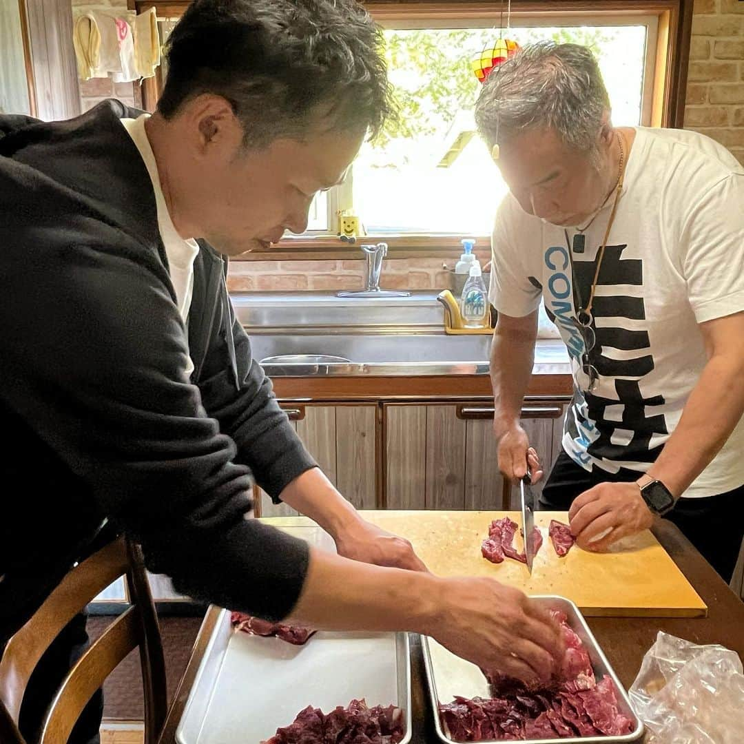 田辺晋太郎さんのインスタグラム写真 - (田辺晋太郎Instagram)「【究極の赤身肉『ジビーフ』の故郷、北海道帯広 様似の駒谷牧場をサカエヤ新保さんと巡る旅】  先日西小山のcaillouで #サカエヤ の #新保吉伸 さんや我らが巨匠 #松浦達也 さんらとご飯をご一緒しているときに「#ジビーフ の牧場、見に行ってみませんか？」という話になり同席していた友人や #caillou の安達シェフともこれは是非行きましょう！！と言うことで、今回松浦さんにコーディネーション頂き『新保さんといく北海道ツアー』が敢行されました！  ジビーフとは、#北海道 様似郡にある #駒谷牧場 で西川奈緒子さんがたった一人で育てている #ブラックアンガス 牛のこと。 200ヘクタールの山林で、通年放牧で育だ牛たちは、自然交配で子を産み母乳で育て、親子で連れ添いながら小川の水を飲む姿はまさしく野生の牛。この完全放牧野生牛が、ジビエのようなビーフという意味で「ジビーフ」と呼ばれています。究極の野生赤身肉のジビーフは日本で数少ないオーガニック認定を受けた牛肉です。  という事でその駒谷牧場にお邪魔しまして、ジビーフが放牧されている山林にいったらもう、こんな素晴らしい環境があるのかと大驚き！  澄んだ風が吹き抜け牧草は生い茂り、それを自由に牛たちが親子連れで食べている最高の景色。  中に一頭だけ種牛の十兵衛師匠が威風堂々と君臨され、そこにいる何十頭の父である威厳に満ちた姿は男としても思わず崇め奉りたくなりました。  牧場を見たあとはバーベキュー！  究極の赤身肉であるジビーフのカイノミを生産者のお宅にて、ジビーフの手当をされてる新保さん、caillouの安達シェフとでまたたく間にカットしていきます。  バーベキュースタート！あ、しまった！焼肉のタレを用意してなかったとの事で、急遽僕が生産者さんのご自宅にある材料でジビーフ用に焼肉のタレを調合してみたところ見事にハマって #肉マイスター の面目躍如となりました！たぶん（笑）  20年以上ぶりの北海道、ホントに気持ちよくて大満喫しております。  このあと夜は帯広市内の最高のフレンチへ。  続く。」9月30日 15時42分 - meat_meister_tanabe_shintaro