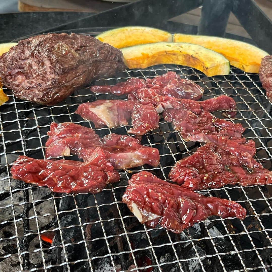 田辺晋太郎さんのインスタグラム写真 - (田辺晋太郎Instagram)「【究極の赤身肉『ジビーフ』の故郷、北海道帯広 様似の駒谷牧場をサカエヤ新保さんと巡る旅】  先日西小山のcaillouで #サカエヤ の #新保吉伸 さんや我らが巨匠 #松浦達也 さんらとご飯をご一緒しているときに「#ジビーフ の牧場、見に行ってみませんか？」という話になり同席していた友人や #caillou の安達シェフともこれは是非行きましょう！！と言うことで、今回松浦さんにコーディネーション頂き『新保さんといく北海道ツアー』が敢行されました！  ジビーフとは、#北海道 様似郡にある #駒谷牧場 で西川奈緒子さんがたった一人で育てている #ブラックアンガス 牛のこと。 200ヘクタールの山林で、通年放牧で育だ牛たちは、自然交配で子を産み母乳で育て、親子で連れ添いながら小川の水を飲む姿はまさしく野生の牛。この完全放牧野生牛が、ジビエのようなビーフという意味で「ジビーフ」と呼ばれています。究極の野生赤身肉のジビーフは日本で数少ないオーガニック認定を受けた牛肉です。  という事でその駒谷牧場にお邪魔しまして、ジビーフが放牧されている山林にいったらもう、こんな素晴らしい環境があるのかと大驚き！  澄んだ風が吹き抜け牧草は生い茂り、それを自由に牛たちが親子連れで食べている最高の景色。  中に一頭だけ種牛の十兵衛師匠が威風堂々と君臨され、そこにいる何十頭の父である威厳に満ちた姿は男としても思わず崇め奉りたくなりました。  牧場を見たあとはバーベキュー！  究極の赤身肉であるジビーフのカイノミを生産者のお宅にて、ジビーフの手当をされてる新保さん、caillouの安達シェフとでまたたく間にカットしていきます。  バーベキュースタート！あ、しまった！焼肉のタレを用意してなかったとの事で、急遽僕が生産者さんのご自宅にある材料でジビーフ用に焼肉のタレを調合してみたところ見事にハマって #肉マイスター の面目躍如となりました！たぶん（笑）  20年以上ぶりの北海道、ホントに気持ちよくて大満喫しております。  このあと夜は帯広市内の最高のフレンチへ。  続く。」9月30日 15時42分 - meat_meister_tanabe_shintaro