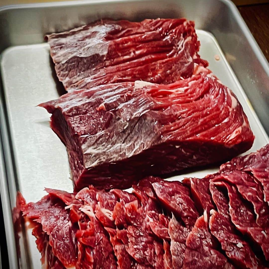 田辺晋太郎さんのインスタグラム写真 - (田辺晋太郎Instagram)「【究極の赤身肉『ジビーフ』の故郷、北海道帯広 様似の駒谷牧場をサカエヤ新保さんと巡る旅】  先日西小山のcaillouで #サカエヤ の #新保吉伸 さんや我らが巨匠 #松浦達也 さんらとご飯をご一緒しているときに「#ジビーフ の牧場、見に行ってみませんか？」という話になり同席していた友人や #caillou の安達シェフともこれは是非行きましょう！！と言うことで、今回松浦さんにコーディネーション頂き『新保さんといく北海道ツアー』が敢行されました！  ジビーフとは、#北海道 様似郡にある #駒谷牧場 で西川奈緒子さんがたった一人で育てている #ブラックアンガス 牛のこと。 200ヘクタールの山林で、通年放牧で育だ牛たちは、自然交配で子を産み母乳で育て、親子で連れ添いながら小川の水を飲む姿はまさしく野生の牛。この完全放牧野生牛が、ジビエのようなビーフという意味で「ジビーフ」と呼ばれています。究極の野生赤身肉のジビーフは日本で数少ないオーガニック認定を受けた牛肉です。  という事でその駒谷牧場にお邪魔しまして、ジビーフが放牧されている山林にいったらもう、こんな素晴らしい環境があるのかと大驚き！  澄んだ風が吹き抜け牧草は生い茂り、それを自由に牛たちが親子連れで食べている最高の景色。  中に一頭だけ種牛の十兵衛師匠が威風堂々と君臨され、そこにいる何十頭の父である威厳に満ちた姿は男としても思わず崇め奉りたくなりました。  牧場を見たあとはバーベキュー！  究極の赤身肉であるジビーフのカイノミを生産者のお宅にて、ジビーフの手当をされてる新保さん、caillouの安達シェフとでまたたく間にカットしていきます。  バーベキュースタート！あ、しまった！焼肉のタレを用意してなかったとの事で、急遽僕が生産者さんのご自宅にある材料でジビーフ用に焼肉のタレを調合してみたところ見事にハマって #肉マイスター の面目躍如となりました！たぶん（笑）  20年以上ぶりの北海道、ホントに気持ちよくて大満喫しております。  このあと夜は帯広市内の最高のフレンチへ。  続く。」9月30日 15時42分 - meat_meister_tanabe_shintaro