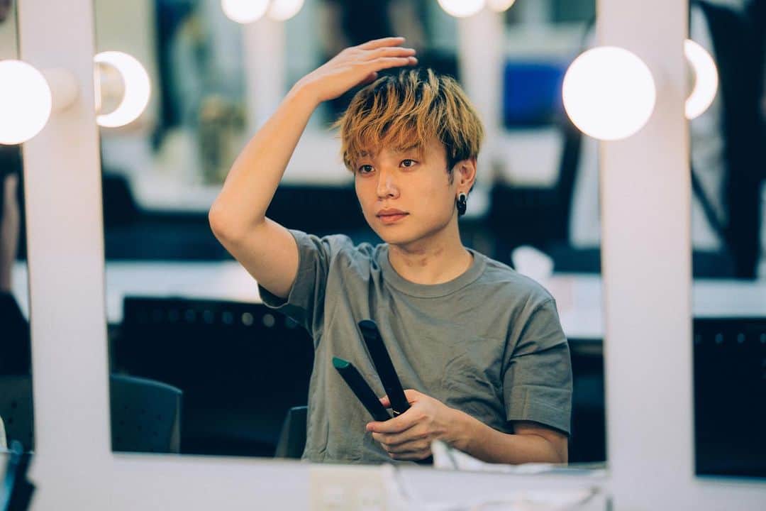 のインスタグラム：「ホールツアー　神戸！！31本目ファイナル！！  いやぁ長いようであっという間だったね。 ファイナルなのでリハーサルのオフショットも多めに。 最後携帯忘れて賢者の顔してるわ なんでも許してくれそう。  photo by日吉"JP"純平 @junpeihiyoshi」