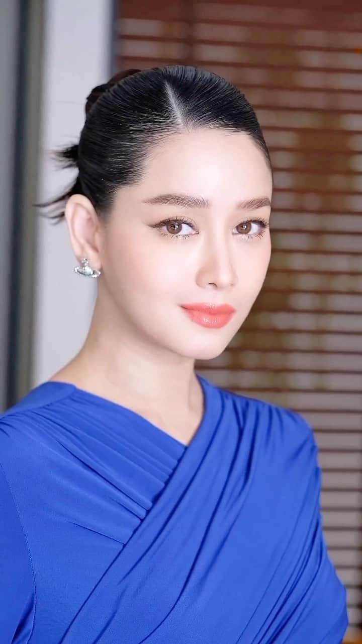 アミーナ・ピニットのインスタグラム：「💙  makeup : @bonly563  hair : @arika_araki」