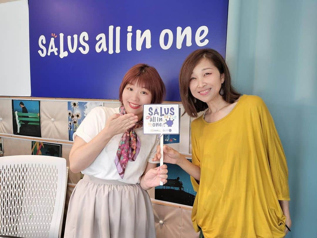 小出真保さんのインスタグラム写真 - (小出真保Instagram)「先日のレディオにて。。 ちびまる子ちゃんの初代オープニング曲「ゆめいっぱい」を歌う🎤有馬ゆみこさん（元、関ゆみ子さん）いらっしゃってくださいまして、しかも！ゆめいっぱい生歌を披露してくださいました。イントロ流れた瞬間に目頭が熱くなり🥹そして号泣😭初回放送から見ていたので大感動しました🙏  幼い頃のこととか、おじいちゃんおばあちゃんがいた畳の部屋とか全て思い出し、私はさくらももこ先生の存在を認識してからお笑いをやりたいと思ったこと、アニメ漫画、音楽の力の凄さに大感動しました。 有馬さんありがとうございます✨しかも私のコラム読んでくださってるなんて、ありがたすぎる🫣 というか、どういうこと？😂大好きなちびまる子ちゃんオープニングソング歌っていたゆみこさんが、私のコラム読んでるなんて、どういう人生？😂✨  お人柄も面白くサバサバしてて暖かいゆみこさん、本当にありがとうございました✨」9月30日 15時51分 - mahokoide
