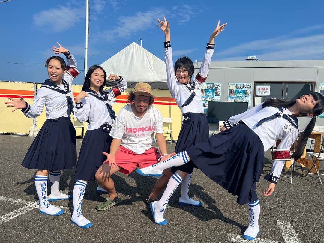 やついいちろうのインスタグラム：「THE DROP FESTIVAL 2023！  宮崎は夏真っ只中！  今年も最高です！！  #新しい学校のリーダーズ の盛り上がりヤバい！  #thedropfestival #TDFJ_2023」