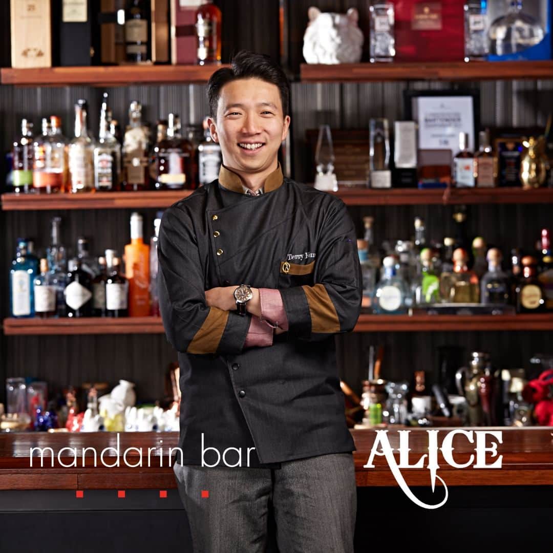 Mandarin Oriental, Tokyoのインスタグラム：「Check out the Mandarin Bar’s limited collaboration with the renowned "Alice" bar in Seoul, South Korea, listed as one of the "Asia's 50 Best Bars" for eight consecutive years.    The talented team at "Alice," led by owner bartender Terry Kim and head bartender Haleem Kim, has crafted four truly unique cocktails, featuring exquisite Disaronno amaretto liqueur, available from 1 to 31 October 2023.   Terry and Haleem will be at the Mandarin Bar as guest bartenders on the 3rd and 4th October 2023. Don't miss the chance to indulge in a diverse array of exceptional cocktails created by these globally acclaimed bartenders.   「マンダリンバー」では、「Asia’s 50 Best Bars」に8年連続で輝いている、韓国ソウルのバー「Alice（アリス）」とコラボレーションいたします。  「Alice」のオーナーバーテンダーTerry Kim（テリー・キム）氏と、ヘッドバーテンダーHaleem Kim （ハリーム・キム）氏が、「マンダリンバー」のためだけに 、アマレットリキュールである「ディサローノ」を使用して作りあげたミクソロジーカクテルを10月限定でお楽しみいただけます。    さらに、「Alice」を率いる、Terry氏とHaleem氏を 10月3日（火）・4日（水）の2日間、ゲストバーテンダーとしてお迎えいたします。世界各国を魅了するバーテンダーが作るユニークな カクテルの数々をご堪能ください。  … Mandarin Oriental, Tokyo @mo_tokyo @disaronno_official @whiske_jp  #MandarinOrientalTokyo #MOtokyo #ImAFan #MandarinOriental #Nihonbashi #mandarinbar #guestbartender  #マンダリンオリエンタル #マンダリンオリエンタル東京 #東京ホテル #日本橋 #日本橋ホテル #マンダリンバー #ゲストバーテンダー」
