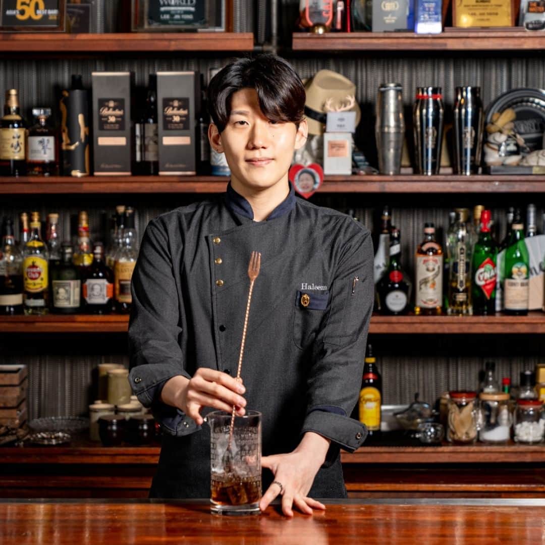 Mandarin Oriental, Tokyoさんのインスタグラム写真 - (Mandarin Oriental, TokyoInstagram)「Check out the Mandarin Bar’s limited collaboration with the renowned "Alice" bar in Seoul, South Korea, listed as one of the "Asia's 50 Best Bars" for eight consecutive years.    The talented team at "Alice," led by owner bartender Terry Kim and head bartender Haleem Kim, has crafted four truly unique cocktails, featuring exquisite Disaronno amaretto liqueur, available from 1 to 31 October 2023.   Terry and Haleem will be at the Mandarin Bar as guest bartenders on the 3rd and 4th October 2023. Don't miss the chance to indulge in a diverse array of exceptional cocktails created by these globally acclaimed bartenders.   「マンダリンバー」では、「Asia’s 50 Best Bars」に8年連続で輝いている、韓国ソウルのバー「Alice（アリス）」とコラボレーションいたします。  「Alice」のオーナーバーテンダーTerry Kim（テリー・キム）氏と、ヘッドバーテンダーHaleem Kim （ハリーム・キム）氏が、「マンダリンバー」のためだけに 、アマレットリキュールである「ディサローノ」を使用して作りあげたミクソロジーカクテルを10月限定でお楽しみいただけます。    さらに、「Alice」を率いる、Terry氏とHaleem氏を 10月3日（火）・4日（水）の2日間、ゲストバーテンダーとしてお迎えいたします。世界各国を魅了するバーテンダーが作るユニークな カクテルの数々をご堪能ください。  … Mandarin Oriental, Tokyo @mo_tokyo @disaronno_official @whiske_jp  #MandarinOrientalTokyo #MOtokyo #ImAFan #MandarinOriental #Nihonbashi #mandarinbar #guestbartender  #マンダリンオリエンタル #マンダリンオリエンタル東京 #東京ホテル #日本橋 #日本橋ホテル #マンダリンバー #ゲストバーテンダー」9月30日 16時00分 - mo_tokyo