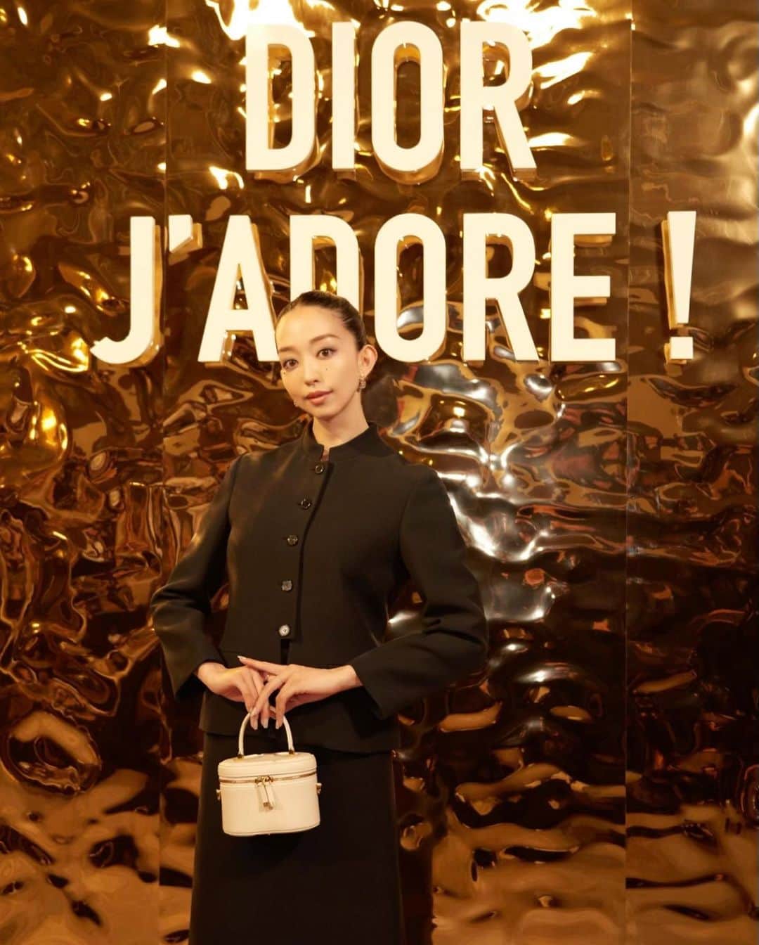 松島花のインスタグラム：「: パリで行われているジャドール展覧会🇫🇷 「DIOR JʼADORE」へも行ってきました🌟 新ジャドール ローのメルティング ゴールドに インスパイアされた美しい会場ではディオールの サヴォワールフェールを間近に感じジャドールの 歴史を深く学ぶ事ができました✨ シャーリズ・セロンさんの歴代のキャンペーン フィルムはどれも印象強く残っています✨ 装いも新たに👠会場へはもちろんジャドールの 香りを纏って伺いました😌 : パリにて開催期間は10月8日(日)まで💫 @diorbeauty @dior #JADOREDIOR #ジャドール #supportedbydior #Paris」