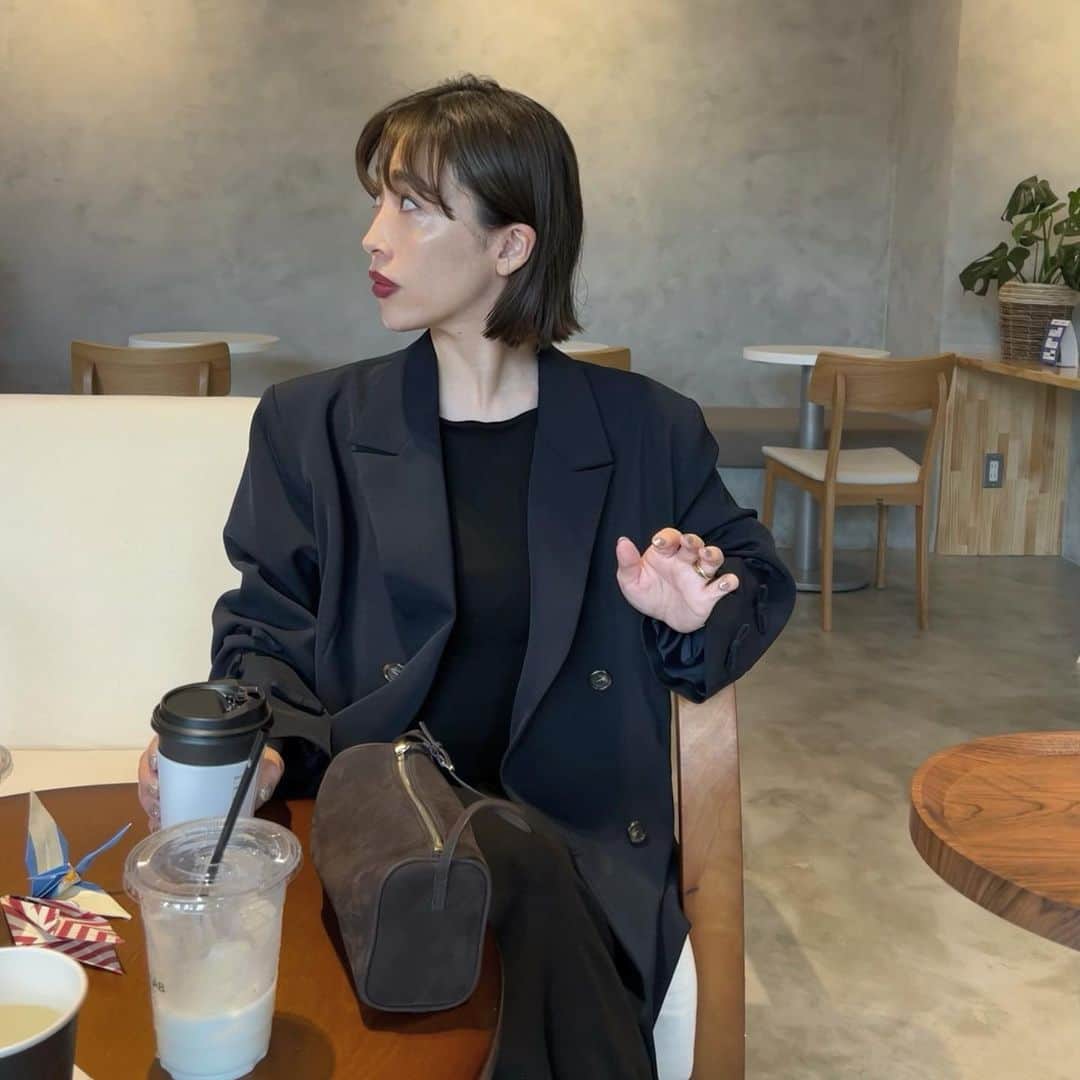 山内一世のインスタグラム：「🥯 非常に恋しかったベーグルモーニングな今朝 あちあちのコーヒーとともに至福やった♡  軽くてさらりと羽織りやすい、RIBBON OVERSIZED JACKET ただいま開催中のPRE ORDERは明日の、 10/1(sun.)23:59までとなっております！⌛️ お買い逃しございませんように🫶😌  #meer_23fw」
