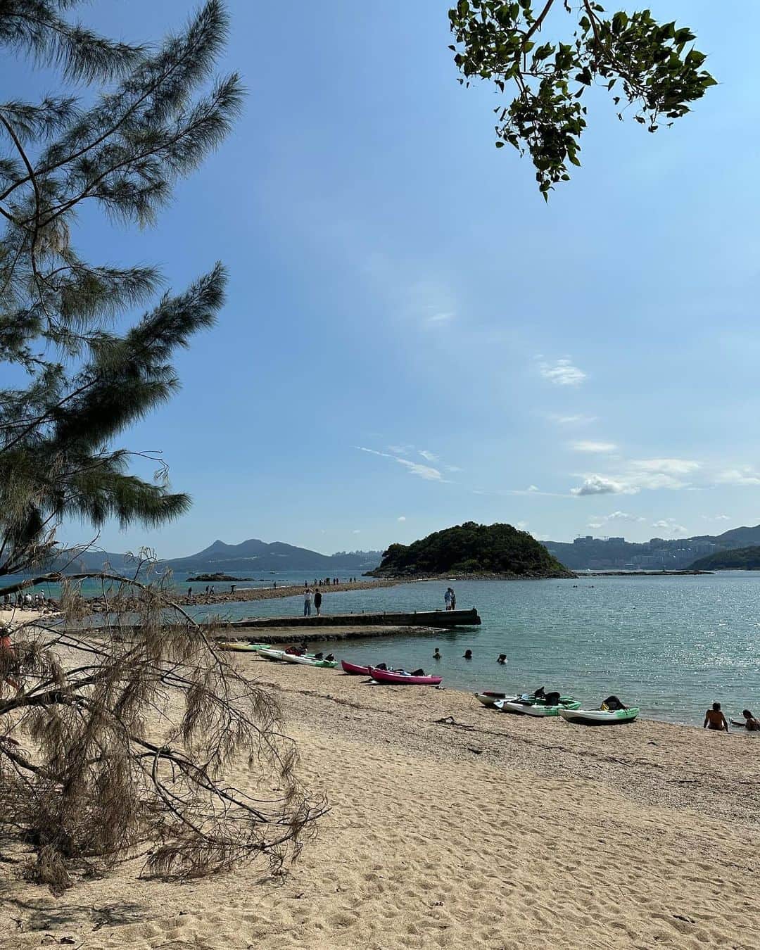 永田杏奈さんのインスタグラム写真 - (永田杏奈Instagram)「・ 息子をボートに乗せたくて海が綺麗で水上マーケットもある香港のSai Kungに行ってきました🚤  海辺のレストランでランチを食べた後、ボートで1番近くの島に行き、綺麗なビーチで少し遊んで帰ってきた半日旅。 ここは元々はローカルな港町だったらしいのですが、最近は国際色豊かなモダンな街へと変わっているらしく次回はもっと散策したい⚓️🛟  #saikung  #saikunghongkong  #annahongkonglife  #hongkongshorttrip #香港生活 #香港🇭🇰 #香港旅行」9月30日 16時12分 - annanagata