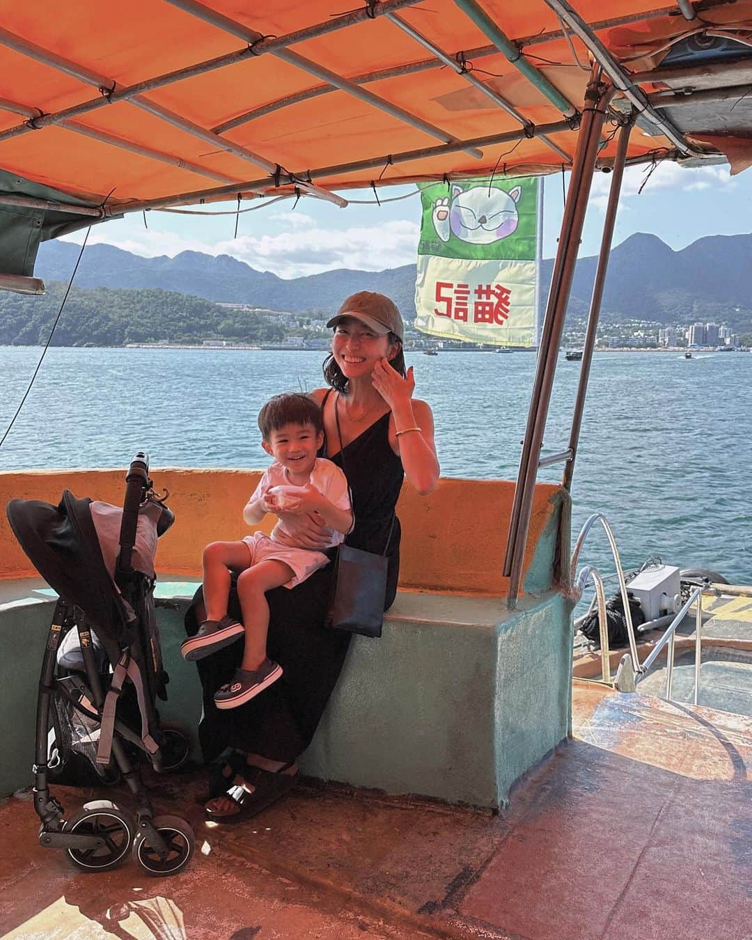 永田杏奈さんのインスタグラム写真 - (永田杏奈Instagram)「・ 息子をボートに乗せたくて海が綺麗で水上マーケットもある香港のSai Kungに行ってきました🚤  海辺のレストランでランチを食べた後、ボートで1番近くの島に行き、綺麗なビーチで少し遊んで帰ってきた半日旅。 ここは元々はローカルな港町だったらしいのですが、最近は国際色豊かなモダンな街へと変わっているらしく次回はもっと散策したい⚓️🛟  #saikung  #saikunghongkong  #annahongkonglife  #hongkongshorttrip #香港生活 #香港🇭🇰 #香港旅行」9月30日 16時12分 - annanagata