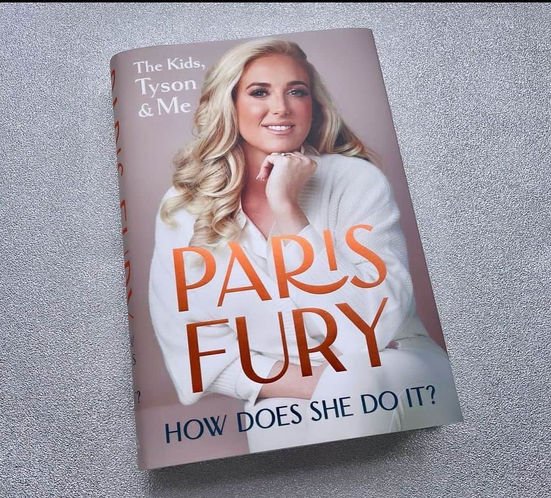 タイソン・フューリーのインスタグラム：「check out @parisfury1 new book available now.」