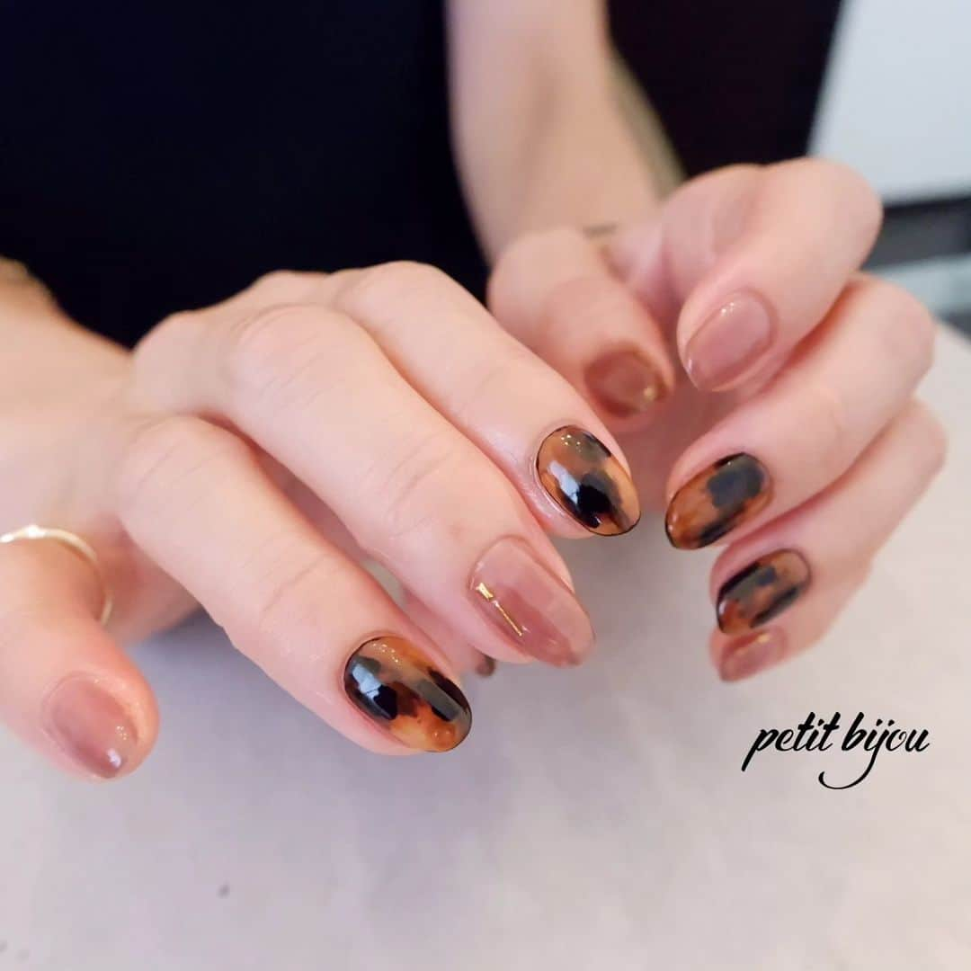 ayumiのインスタグラム：「...⁡ ⁡.⁡ ⁡わたしとおそろいで( * ॑꒳ ॑*)⁡ ⁡⁡ .⁡ ⁡#petitbijou_nail #べっ甲」