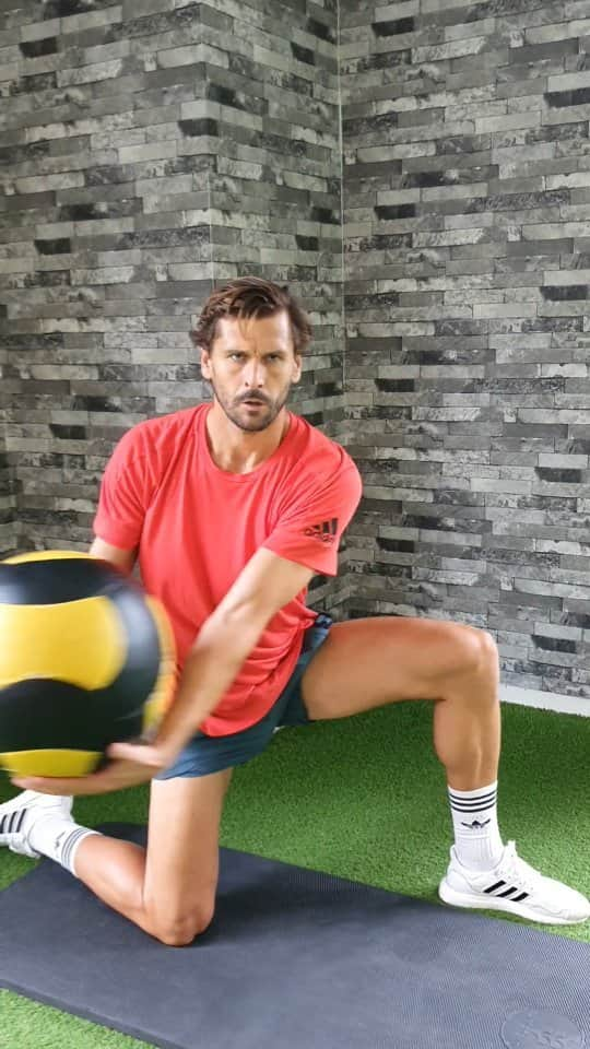 フェルナンド・ジョレンテのインスタグラム：「Trabajo de esta semana con Fernando Llorente 🚀🚀🚀 . . . #fernandollorente #sergiosukunza #padel #futbol #prevenciondelesiones #pubalgia #roturadeisquios #ligasantander」