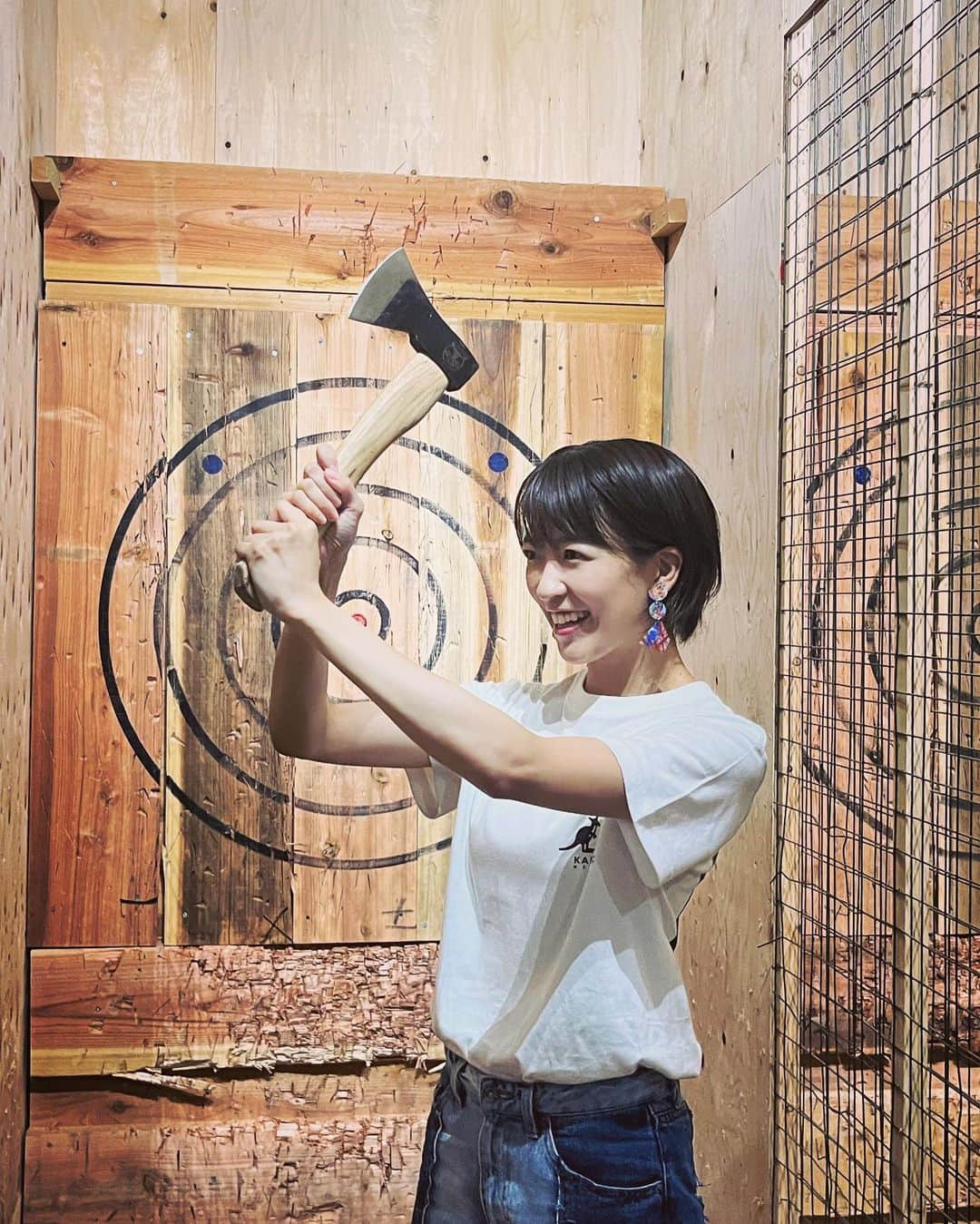 眞嶋優さんのインスタグラム写真 - (眞嶋優Instagram)「手裏剣🥷斧投げ🪓に挑戦！ 「AXE THROWING®︎」 この２つの動画は奇跡の瞬間です！なかなか刺さらない！ 難しい〜 でもスパッといくと気持ち良かったです🔥  Miracle! AXE THROWING is so difficult. 撮影場所：REEAST ROOM 西新宿店 #斧投げ #axethrowing #breakroom #reeastroom #action #japan #tokyo #shinjuku #kangol #kangolreward #日本 #東京 #西新宿 #アクション #ダーツ」9月30日 16時21分 - yu_mashima