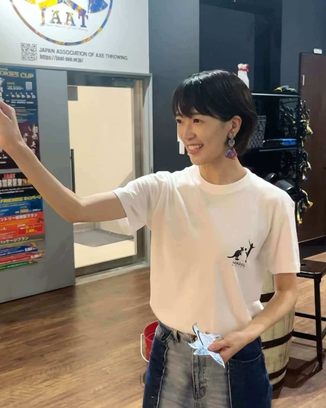 眞嶋優のインスタグラム：「手裏剣🥷斧投げ🪓に挑戦！ 「AXE THROWING®︎」 この２つの動画は奇跡の瞬間です！なかなか刺さらない！ 難しい〜 でもスパッといくと気持ち良かったです🔥  Miracle! AXE THROWING is so difficult. 撮影場所：REEAST ROOM 西新宿店 #斧投げ #axethrowing #breakroom #reeastroom #action #japan #tokyo #shinjuku #kangol #kangolreward #日本 #東京 #西新宿 #アクション #ダーツ」