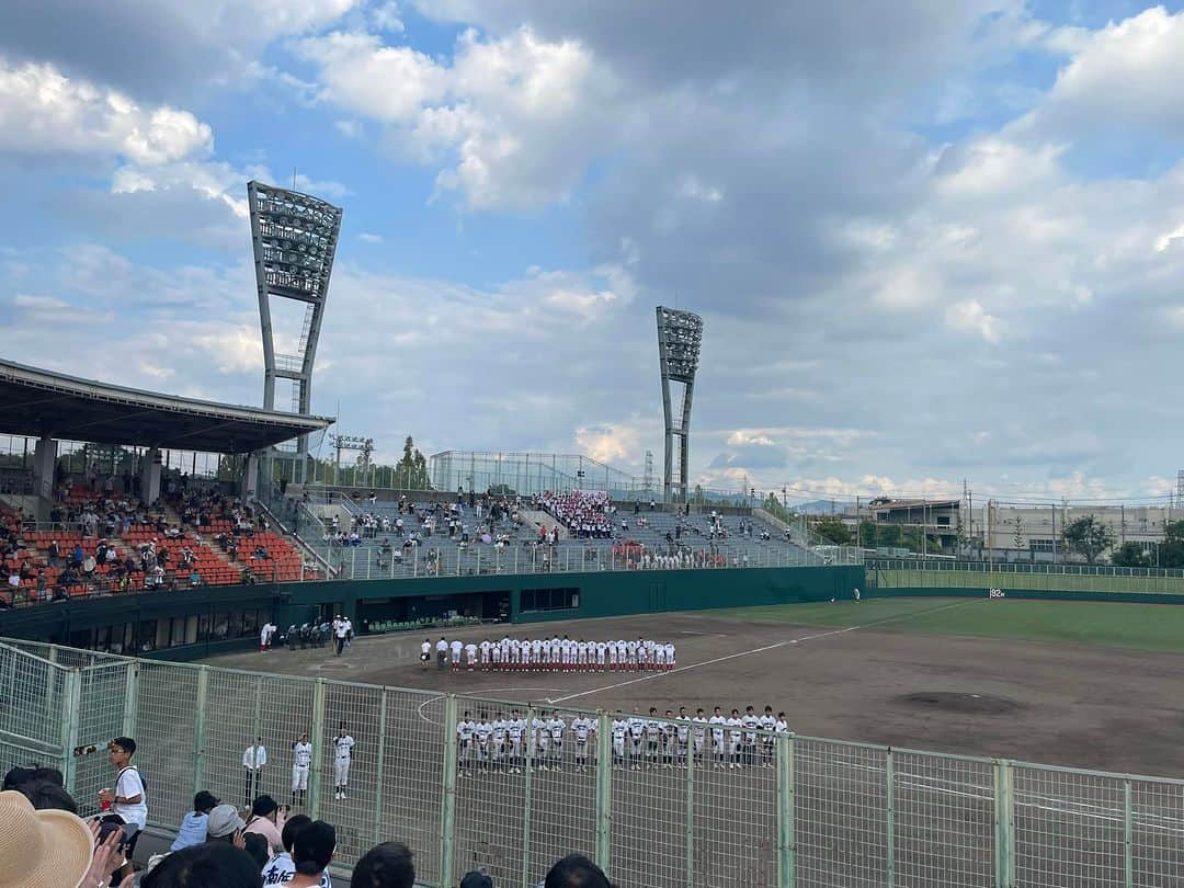 アイ・ウィッシュのインスタグラム：「母校の応援です。県大会準決勝　対豊川 勝てば東海大会進出、21世紀枠が近づく試合 いや惜しかった。 初回の５点は夢見たー！  明日の3位決定戦勝ってこい！  小牧にこんなに人がいるのかぐらい人が集まってた」