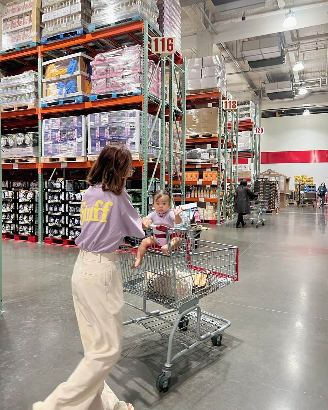 難波礼華さんのインスタグラム写真 - (難波礼華Instagram)「COSTCO♡ 久しぶりに行ったら楽しかった👼🏼 @f_lagstuf_f のこのロゴ好きで ピンクバージョンのスウェットも持ってるの♡ 今日はるみとpurple  vibes〜💜  るみのこの服よく聞かれるけど @shein_japan だよん🫶🏼」9月30日 16時27分 - ayakanamba