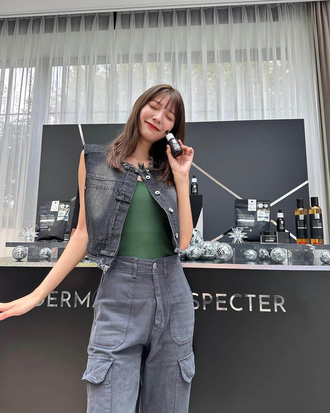 川津明日香さんのインスタグラム写真 - (川津明日香Instagram)「⁡ クオリティファースト ダーマレーザーからシリーズ史上最高峰 スキンケア、スペクターシリーズが登場！ ⁡ 化粧水、美容液、クリーム、シートマスク 全てにおいて高濃度、高浸透。 ⁡ 特にダーマレーザースペクターVCMAXマスクは シートが肉厚でもっちりしていてリッチなうるおい🫧 ⁡ スキンケアが楽しみになるアイテム揃いです。 ⁡ 9月20日から@cosme tokyoにて ポップアップも開催されているので ぜひチェックしてみてください🩶 ⁡ #クオリティファースト #ダーマレーザー  #スペクター #シートマスク#美容液」9月30日 18時00分 - asuka_kawazu