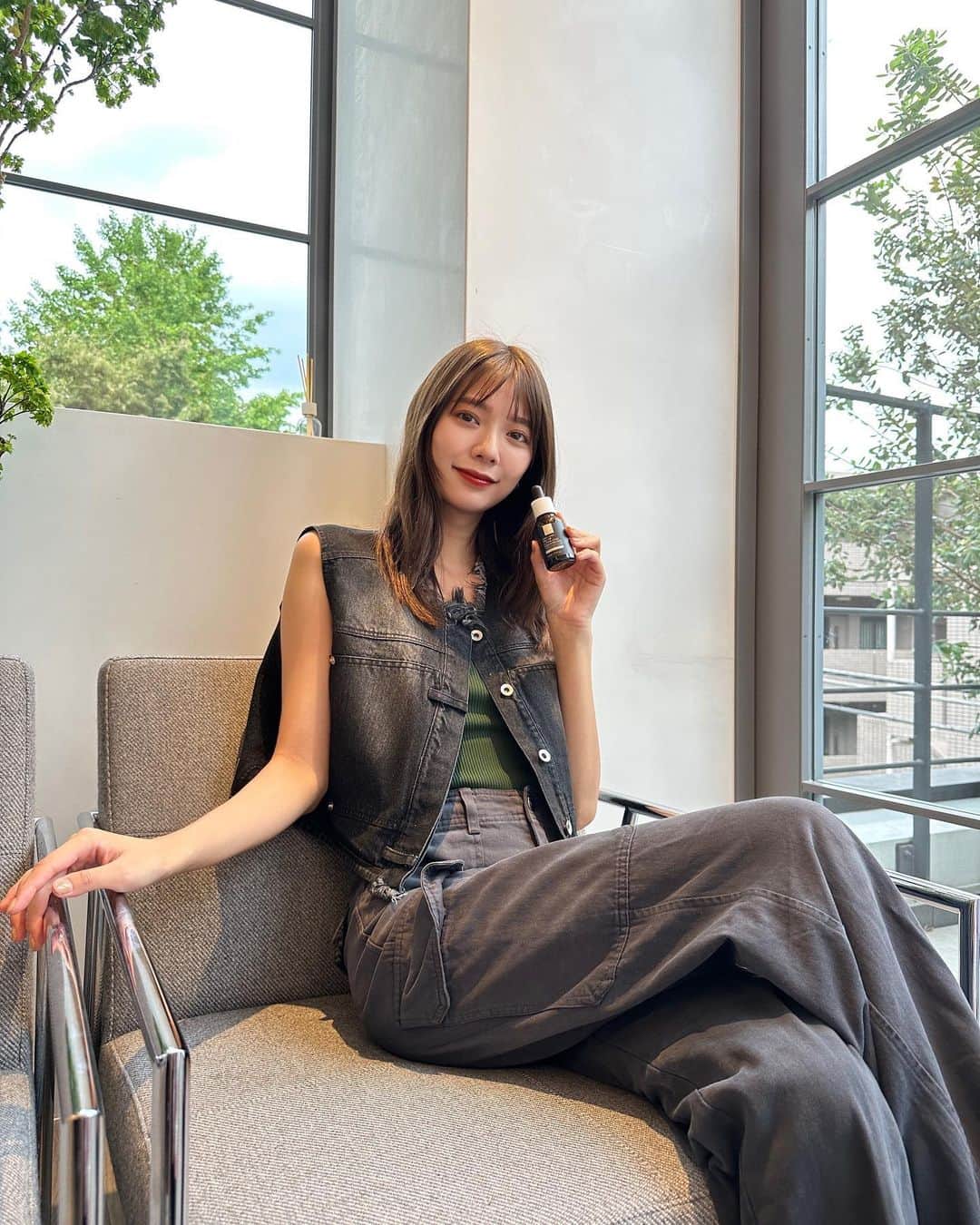 川津明日香さんのインスタグラム写真 - (川津明日香Instagram)「⁡ クオリティファースト ダーマレーザーからシリーズ史上最高峰 スキンケア、スペクターシリーズが登場！ ⁡ 化粧水、美容液、クリーム、シートマスク 全てにおいて高濃度、高浸透。 ⁡ 特にダーマレーザースペクターVCMAXマスクは シートが肉厚でもっちりしていてリッチなうるおい🫧 ⁡ スキンケアが楽しみになるアイテム揃いです。 ⁡ 9月20日から@cosme tokyoにて ポップアップも開催されているので ぜひチェックしてみてください🩶 ⁡ #クオリティファースト #ダーマレーザー  #スペクター #シートマスク#美容液」9月30日 18時00分 - asuka_kawazu