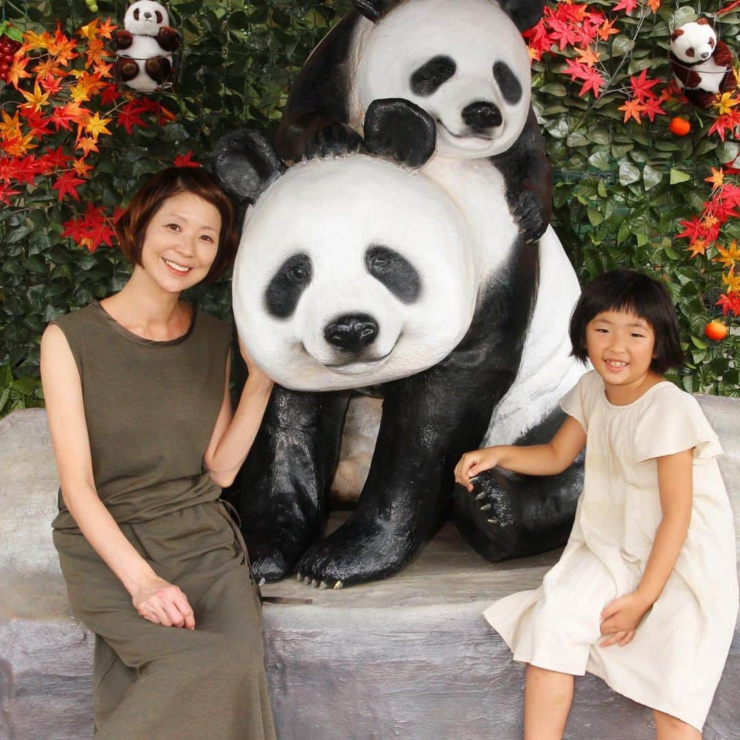 新井美穂さんのインスタグラム写真 - (新井美穂Instagram)「娘に「動物園行きたい！」と熱望され 今日は#上野動物園  入り口見た瞬間、ルンルンだった娘が停止😅  娘は自然に囲まれた「多摩動物園」で「こびとずかん」のこびとを探しに行きたかったらしい。  「この動物園じゃない。動物を見たかったわけじゃないの」って 動物園の入り口で何言うとんねーん！ こびとなんか、どこにもおらんわー💢 と、思わず子供の夢壊す事言ってしまったけど 娘はまだ、しぶとく「こびと」を信じてる😌（笑）  なんやかんやで、久しぶりにパンダも見れてご満悦の娘でした🐼❤️  #娘7歳5ヵ月」9月30日 16時36分 - arai_miho