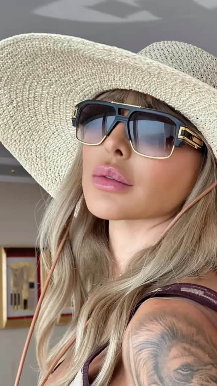 ジョエル・マーディニアンのインスタグラム：「Omar??? meen dah??? 😁😁😁😁😁😁  #bag #hat #shoes #belt #accessories #dress @hermes  #sunglasses @ditaeyewear   #omarsawarni #joellemardinian #joelle #fun #love #peace #staycation @burjalarab #dubai #uae #familyfirst」