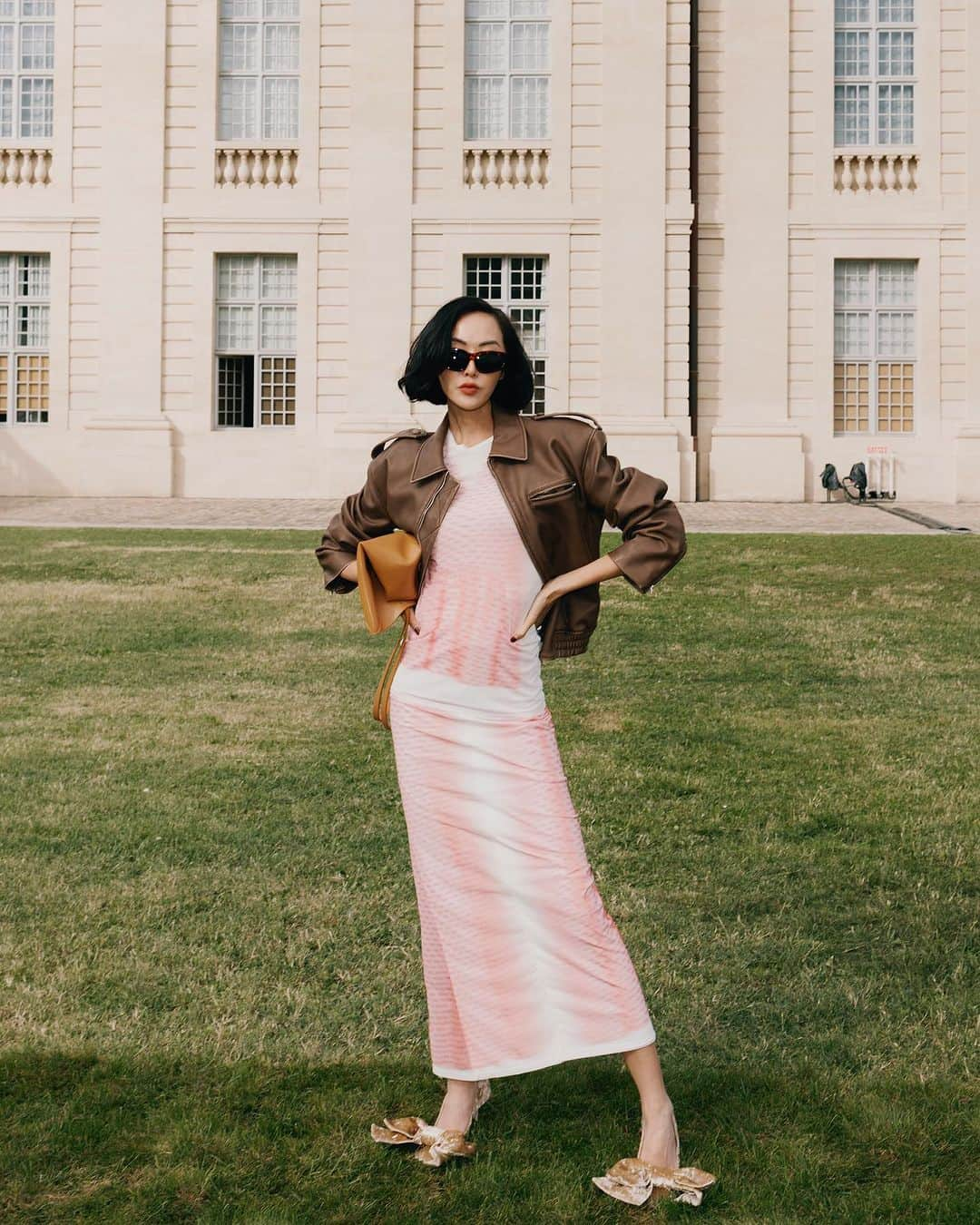 クリッセル・リムさんのインスタグラム写真 - (クリッセル・リムInstagram)「@loewe day 🫶🏻 obsessed with all the oversized bags, coats, and knits from the new collection bravo @jonathan.anderson  #loewe #loeweSS24」9月30日 16時37分 - chrisellelim