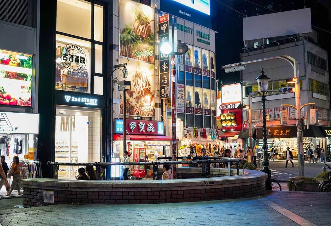 Osaka Bob（大阪観光局公式キャラクター）のインスタグラム：「America-mura is like the holy land of youth culture! 🎵 They have many second-hand clothing stores and plenty of vintage shops too! Don't miss out on the delicious takoyaki as well. 🐙   アメリカ村は若者文化の聖地やで🎵 古着とかが多く売られてて、ヴィンテージショップとかもたくさんある‼️ 美味しいたこ焼きもあるで🐙  —————————————————————  #maido #withOsakaBob #OSAKA #osakatrip #japan #nihon #OsakaJapan #大坂 #오사카 #大阪 #Оsака #Осака #โอซาก้า #大阪観光 #sightseeing #Osakatravel #Osakajepang #traveljepang #osakatravel #osakatrip #アメリカ村」