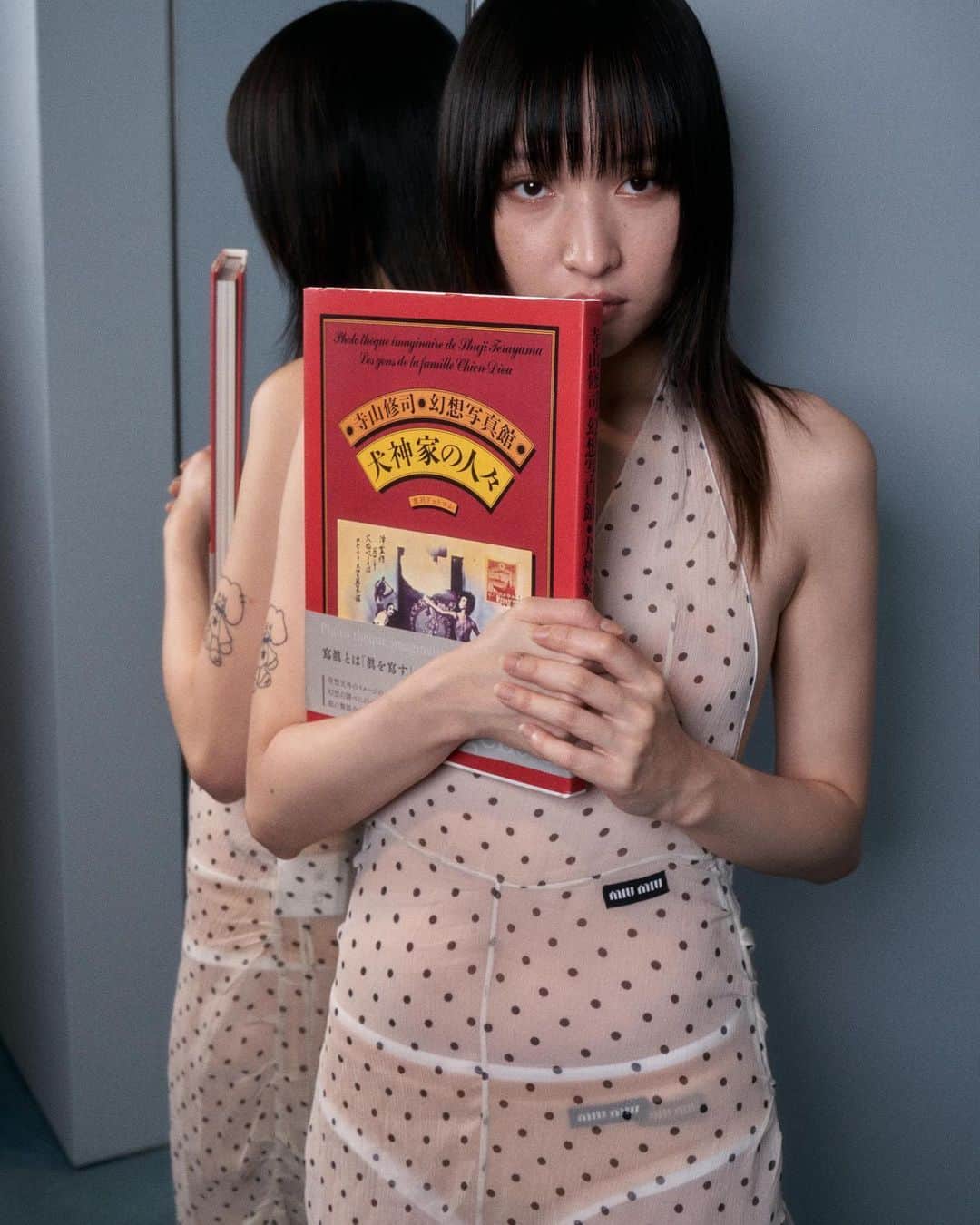 ハンナ・チャンのインスタグラム：「Join the @miumiu book club and bring your favorite book.  Shūji Terayama, one of my favourite dramatist, writer, photographer and filmmaker.   #MiuMiu #MiuMiuFW23」