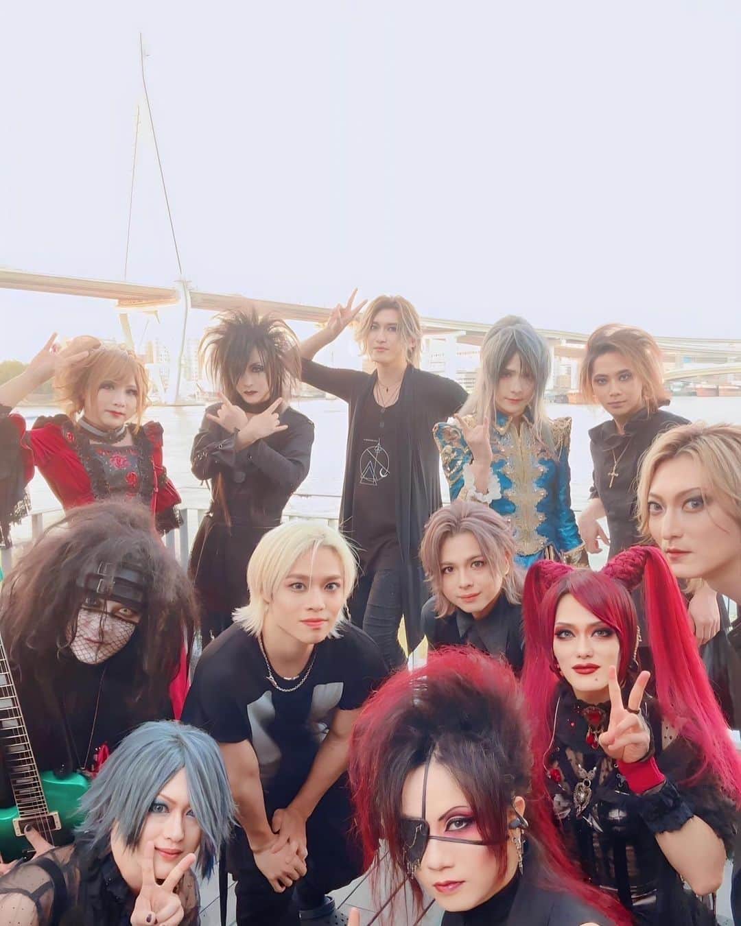 HIZAKIのインスタグラム：「Japanese Visual Metal Tour   #JVM_ZeppTour #MoidixMois #Versailles #D #摩天楼オペラ  太陽の下で撮る豪華レア写真！」