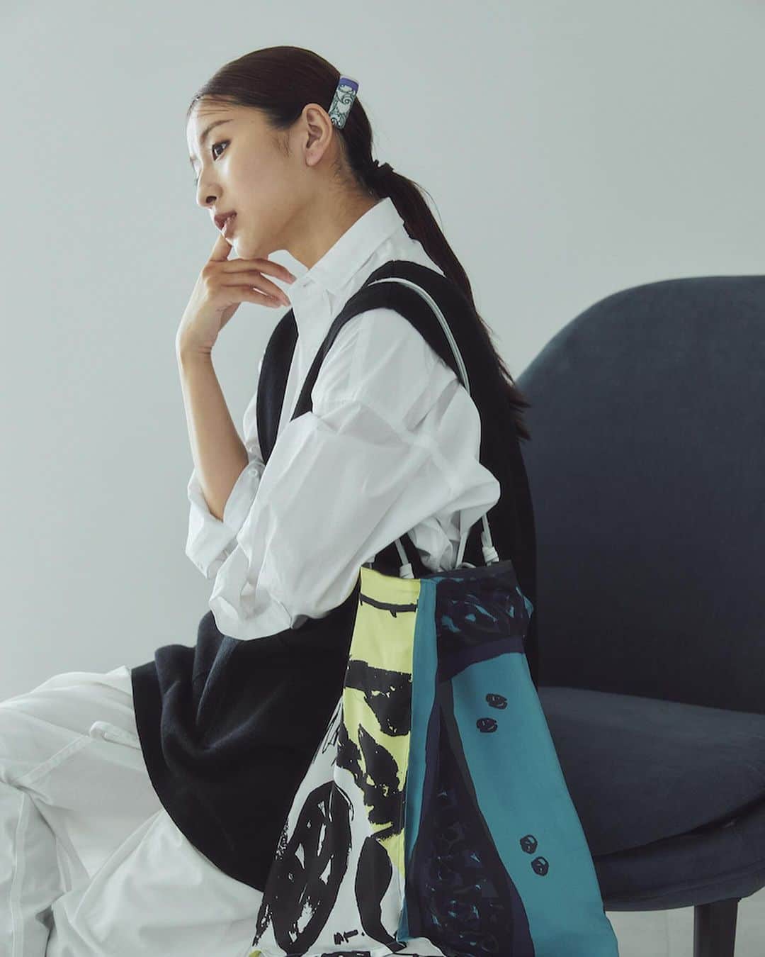 のインスタグラム：「AT THE VOICE ✖️manipuri  今回の「AT THE VOICE」では、秋冬らしいシックな色柄の「manipuri（マニプリ）」の新作小物を主役に、ちょっとモードな大人のカジュアルスタイルを披露してくれた。  ちょっと大人な雰囲気のあるロンについてどう思いますか？  @manipuri_jp  @atthevoice  https://www.flappers-unit.com/magazine/manipuri25/  #manipuri #スカーフ #秋スタイル」