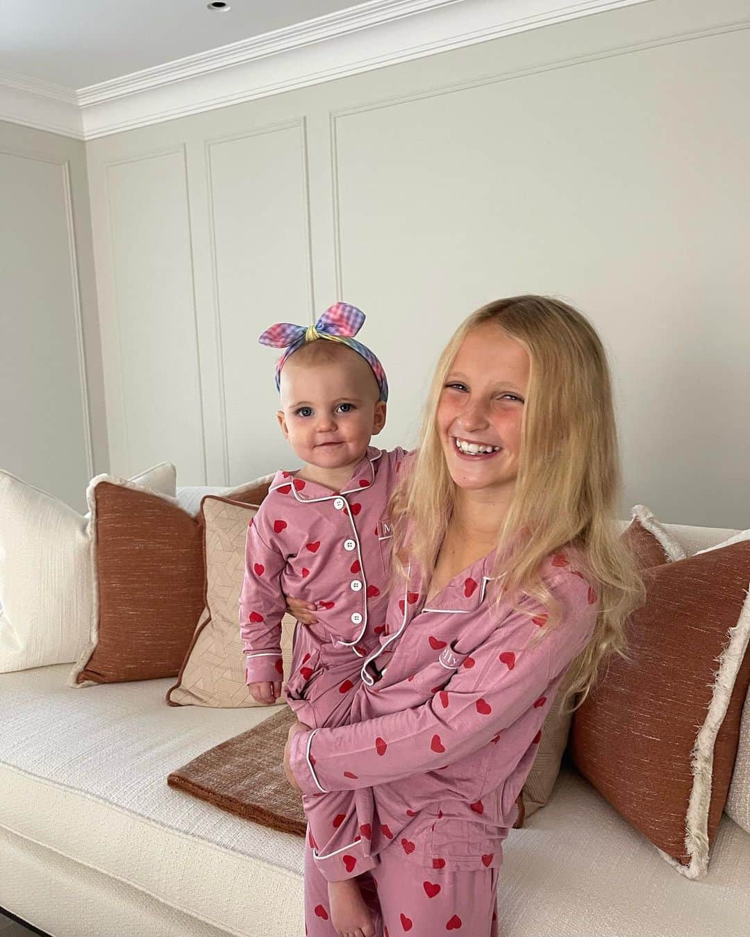 ビリー・フェアーズのインスタグラム：「Sisters 💕💕 I could hear lots of giggling and laughing coming from Margot’s room this morning and when I went in Nelly had Margot dressed in the same pjs as her plus the head band 😂🥹💕🫶🏼❤️」