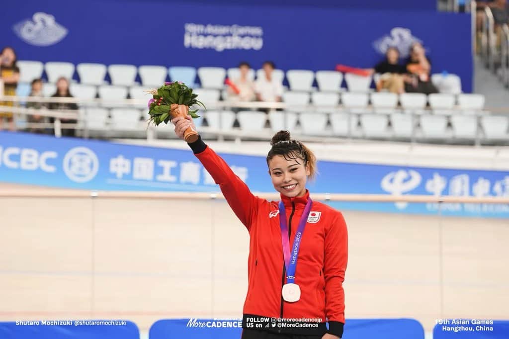 太田りゆのインスタグラム：「アジア大会スプリント銅メダル🥉  自分自身に打ち勝って獲得したメダル！ 3本勝負の最後に勝ちきって頑張った私 えらいえらい偉すぎるな1日でした*⸜(* ॑꒳ ॑* )⸝*  サポートしてくれたTEAM JAPANありがとうございました🇯🇵日本からもたくさんの応援ありがとうございました♡♡  #asiangames #teamjapan #がんばれニッポン  #trackcycling #銅メダル @team_nippon」