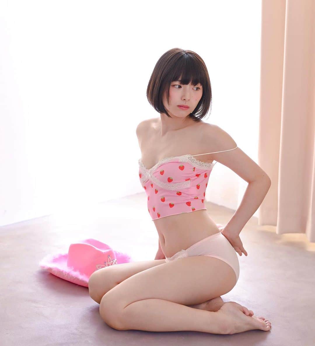 のインスタグラム：「いちごピンクちゃん🍓  9月も最後！ 今月もみんなありがとうね☺️  #グラビア  #アイドル  #photography  #idol」