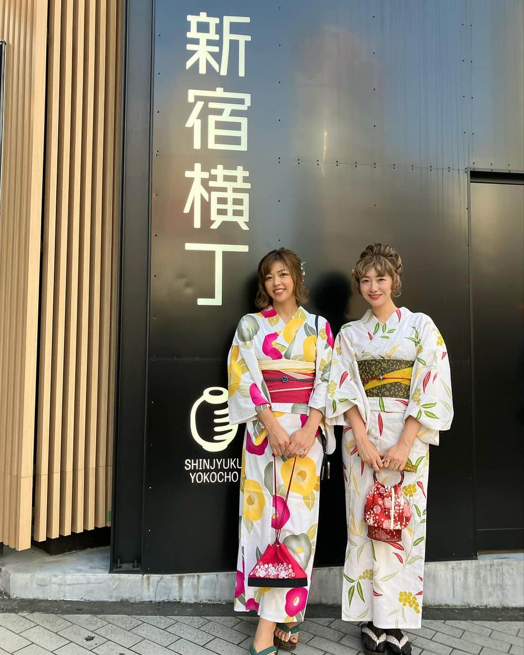 あおい夏海さんのインスタグラム写真 - (あおい夏海Instagram)「今年初めての浴衣と花火大会✨ 嬉しいな。  浴衣レンタル&ヘアセットはいつもお世話になってる ヘアブティックライオンズ327で☺️💕 今回も派手かわにしてもらったよ🫶✨ @raions327    #ボブアレンジ  #浴衣 #浴衣ボブ  #浴衣女子  #浴衣美人  #浴衣コーデ  #花火大会 #花火大会デート  #花火大会🎆  #あおい夏海 #新宿横丁 #ヘアブティックライオンズ327  #新宿」9月30日 16時44分 - natsumi.aoi