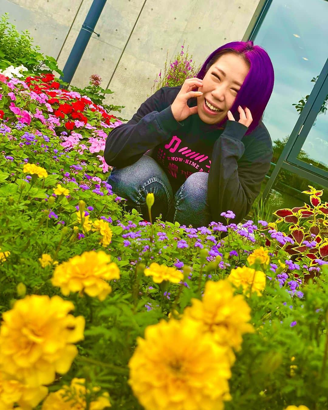 DASH・チサコのインスタグラム：「お花とHARDCORE QUEEのチサコさま 🌸👸♡ #仙女  #sendaigirlspro #女子プロレス #プロレス #SENJO #dashchisako」