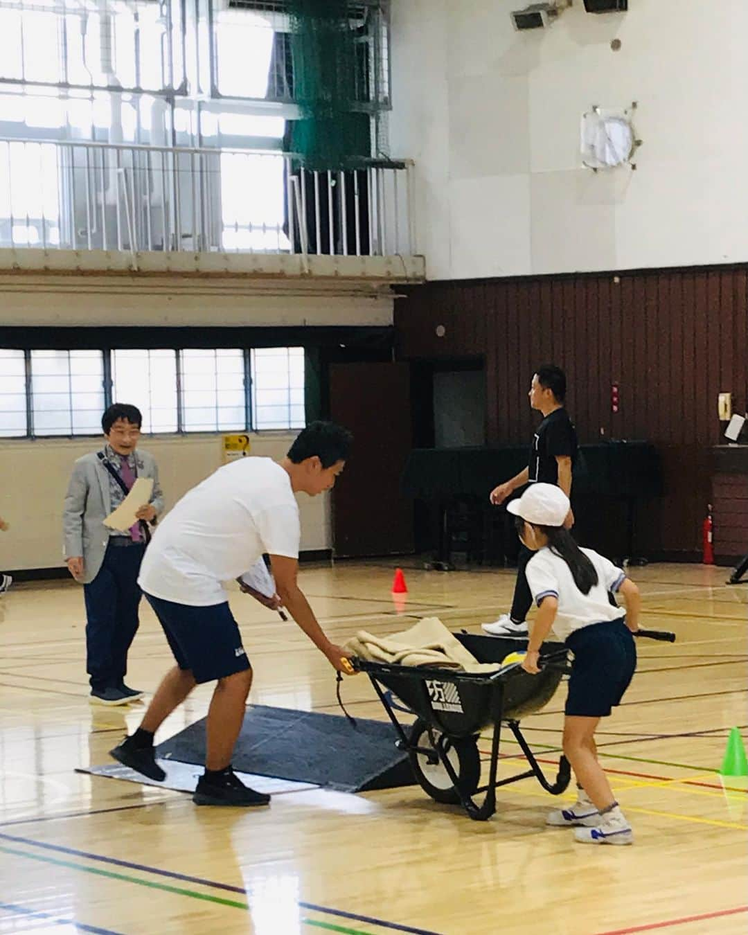 尾木直樹のインスタグラム：「都内の小学校で小4の子どもたちが、防災を楽しみながら学べる「防災スポーツ」に取り組みました！毛布を使って担架を作り負傷者に見立てた人形を運ぶ障害物走や、火災を想定し低い位置での移動を体験するダンボール走など、スポーツとしても楽しみながら実践的な防災スキルを学べるプログラムでした♪♪♪全部の学校で必修化してほしいくらい😊 防災スポーツで学んだ子どもたちは災害時に自助・公助の中心になって活躍してくれそうですーー ｰ #東京都 #笑顔と学びの体験活動プロジェクト #防災スポーツ #防スポ #楽しく学べる #いざという時のために #体験活動が子どもを育てる」