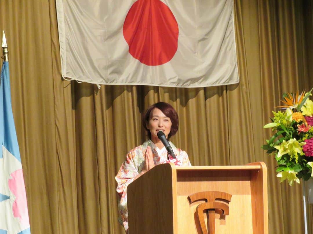のインスタグラム：「遅めの夏休みで、カナダに。メインイベントのひとつが『#バンクーバー日本語補習授業校 創立50周年記念式典』にて卒業生代表での講演。小2〜高3までの児童生徒、教職員や保護者、卒業生や関係者を前に「自分にとっての補習校とは」を語った。  補習授業校とは、平日は現地校に通う日本人の子どもたちが、土曜日に日本の教科書を使って学ぶ学校。 文部科学省と外務省の認定や支援を受け、 現地の校舎を借り、 国語、算数・数学、社会などの授業が行われる。 私は父の仕事赴任で、小学時代はシアトルで、 高校時代はバンクーバーで、 都合7年間、補習校に通った。  土曜は朝寝坊したかったが、 登校してしまえば「来てよかった」と、毎週思った。 勉強ももちろんだが、それより自分の「居場所」として、大切だった。  親の都合で海外に住むことになった子どもは、 アイデンティティについて戸惑うことが多く、私も例外ではなかった。 現地校では周りと自分を比較したり、常識が違う！と驚いたり、言語に苦労したりで「私はカナダ人ではない」と発見する。 でも、日本の人と接しても「私はどこか浮いてしまう」と感じ、自分がしっくり来る居場所が見つからず、心が迷子になるのだ。 国や文化の境界線上に立っているような ”狭間のアイデンティティ”。  そんな中、同じような状況や気持ちの仲間が集まるのが「補習校」だった。 ありのままの自分を、そのまま受け入れてくれる仲間がいる。 休み時間や放課後にはお喋りをしまくって気持ちを吐き出し、「ひとりじゃない」と感じた。オアシスのようだった。  中高は一学年ずつの生徒は少ないので 学年を超えて（兄弟も含む）集まるようになり、クリスマスパーティをしたり、スキー旅行に行ったり、たくさん思い出も作った。 私が健全な心を保って、前向きに成長できたのは補習校のおかげだったと、今思う。  記念式典の講演でも、そんな話をした。  小学2年生は60分なんて飽きちゃうのではないかと心配したが、 年齢を超えて、驚くほど熱心に話に聞き入ってくれた。 講演後、駆け寄ってきてくれた中学生たちが 「面白かった！」とか 「わかるー！って思いました。10年住んでいる僕も、補習校で毎週気持ちを吐き出しています」 などと言ってくれて、 ああ、補習校の偉大さは今も変わらずだ、と嬉しくなった。  ちなみに当時の仲間とは、今も家族のような付き合いが続いていて、親戚がいっぱいいるようで、心強い。 そんな仲間を代表してお話しできたのは、本当に光栄だった。 自分にとっても、come full circle的な、運命的な経験。 お世話になった皆様、ありがとうございました！  写真は、 ＊講演の様子 ＊集合写真。こんなにたくさんの児童生徒が、バンクーバーで日本との心の繋がりを持ちながら、成長している。 ＊めちゃくちゃ懐かしかった、カナダの高校の廊下の雰囲気。 #Vancouver  #vancouverjapaneseschool #Canada」