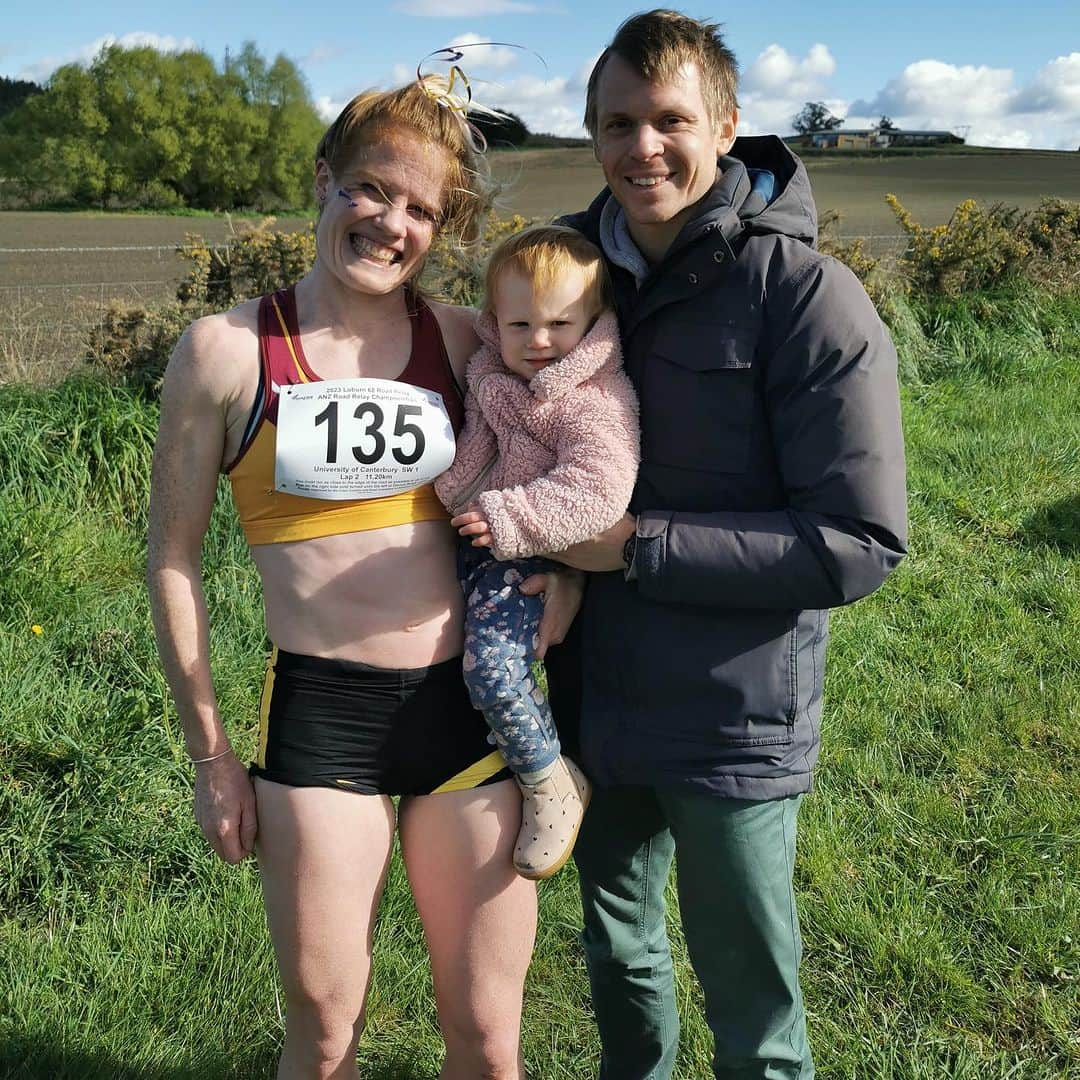 アンジェラ・ペティさんのインスタグラム写真 - (アンジェラ・ペティInstagram)「This one was for Daniel💕  New Zealand Road Relays is always a fun day out running with friends and athletes from all over the country racing their heart out!   It is generally always over a course of different laps for each team member. Today was 2 laps of a 4 leg course for the 8 runners in each of the senior teams! Others did a 6 leg course.   I’ve done quite a few NZ road relays now and it was cool to have it in Canterbury again this year! The course wasn’t the same as the iconic Takahe to Akaroa course (first run in 1935) but it was still a really awesome course thanks to the brilliant organisers!! Beautiful scenery and all ran smoothly!   Am grateful to have run alongside my awesome, talented team mates and to have the support of many, including Sam and Azaliah along the way! Azzy even calling out “Mumma!” 💜🧡💜  41:02 for 11.2km was alright for me (36:25 at 10km). It was a slightly downhill lap overall (a few ups and downs) with a headwind for quite a lot of it but a nice tail wind for the last 1-2km.  Our team was the 4th Senior Women’s team. Well done on the @nhbaysbabes getting 1st and 2nd and @whippetsrunningproject on 3rd! How good is women’s running in NZ right now? 🇳🇿  Stoked for the UC men’s team who got 2nd! 🔥🔥  Someone who loved this event more than almost anybody else was our hero Daniel Reese who passed away from cancer 2.5 weeks ago! He was in our thoughts a lot and was very missed today- his legacy lives on💜🧡  Next up for me- track season yay! ✨✨✨」9月30日 16時50分 - angie_run800m